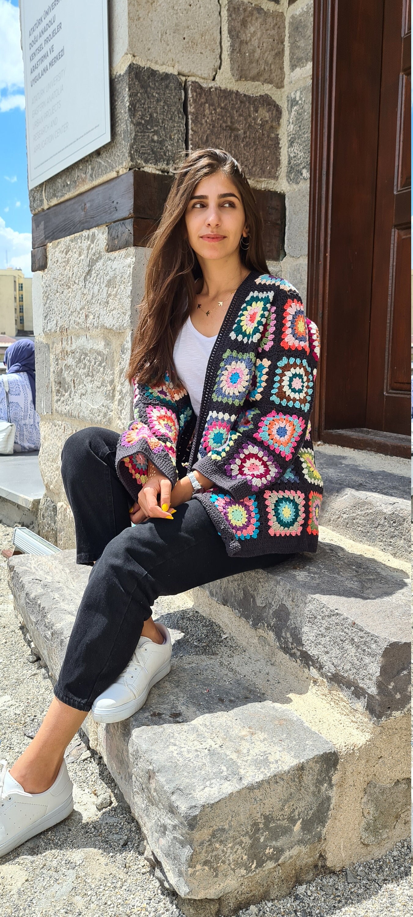 Schwarze Häkeljacke, Oma Quadrat Afghan-strickjacke, Gestrickter Häkelmantel, Baumwoll-Cardigan, Langer Übergroßer Pullover Schwarze Häkeljacke, Oma Quadrat Afghan-strickjacke, Gestrickter Häkelmantel, Baumwoll-Cardigan, Langer Übergroßer Pullover von AlpacaKnitted