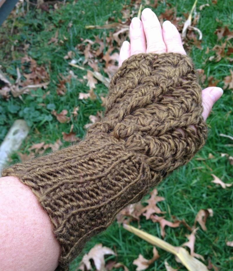 Handgehäkelte Fingerlose Handschuhe Aus Alpaka-Wolle - Twisted Stitch-Design von AlpacaMeadows
