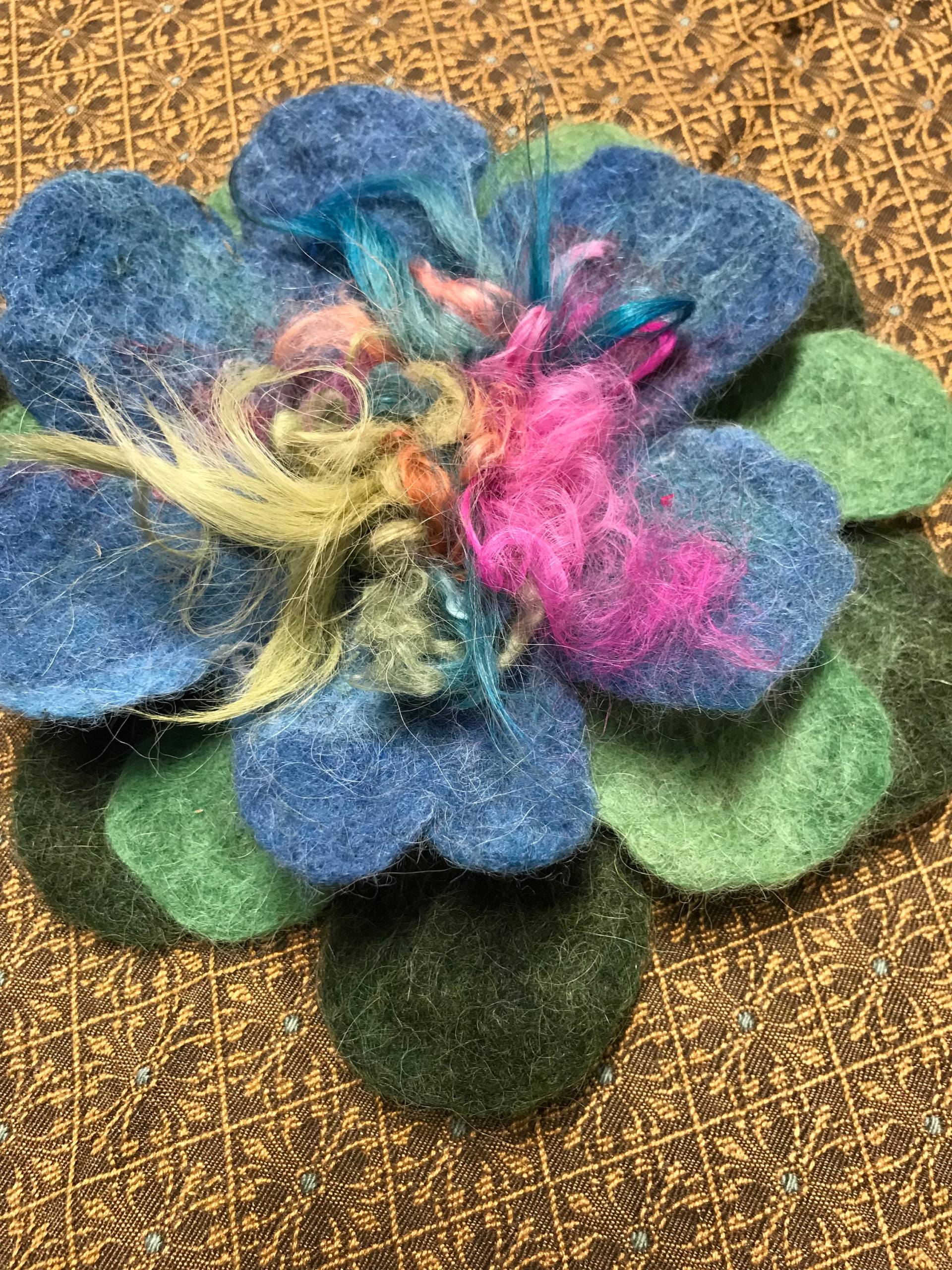 Nassgefilzte Blume, Brosche, Geschenkverzierung, Verzierung Nassgefilzte Blume, Brosche, Geschenkverzierung, Verzierung von AlpacaMeadows