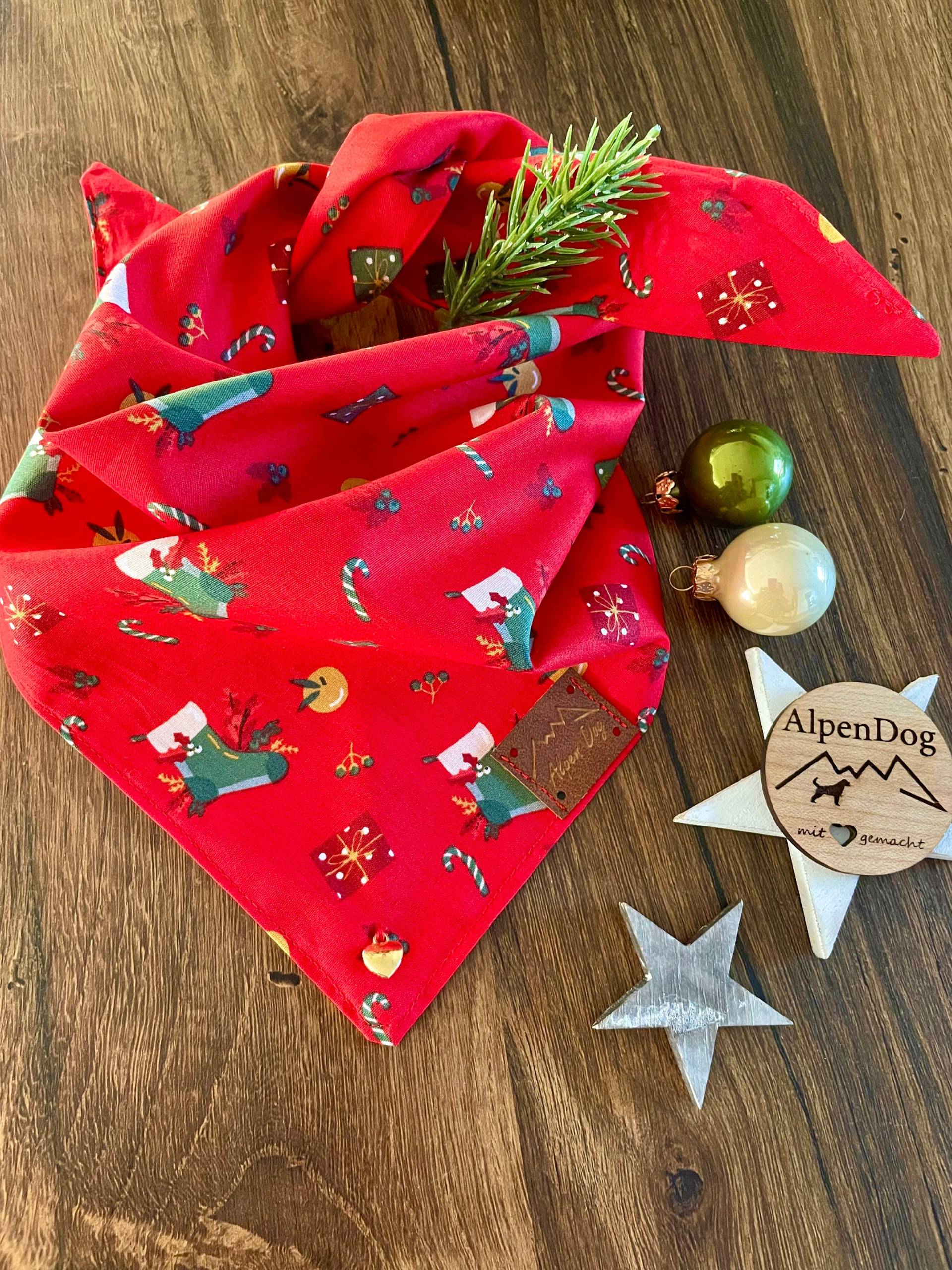 Hundehalstuch Mit Wintermotiv in Rot Limited Edition Hundehalstuch Mit Wintermotiv in Rot Limited Edition von AlpenDog