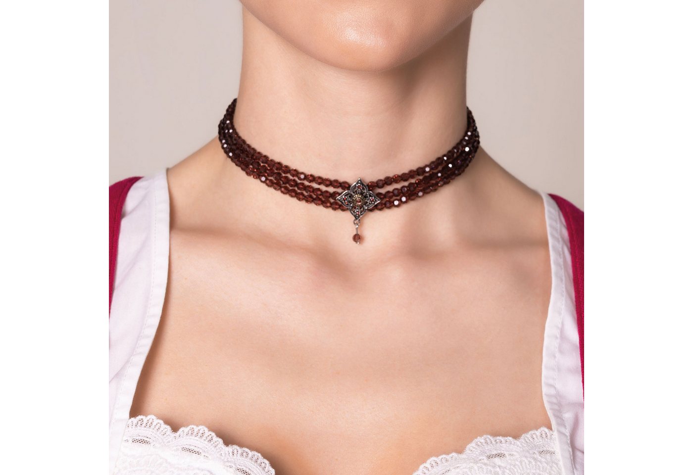 Alpenflüstern Collier Trachten-Perlen-Halskette Knotenherz (beere), - elegante Trachtenkette - nostalgischer Damen-Trachtenschmuck, filig von Alpenflüstern