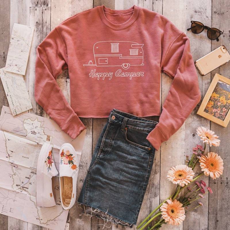 Happy Camper Cropped Sweatshirt Retro Airstream Fleece Top von AlpenglowApparel