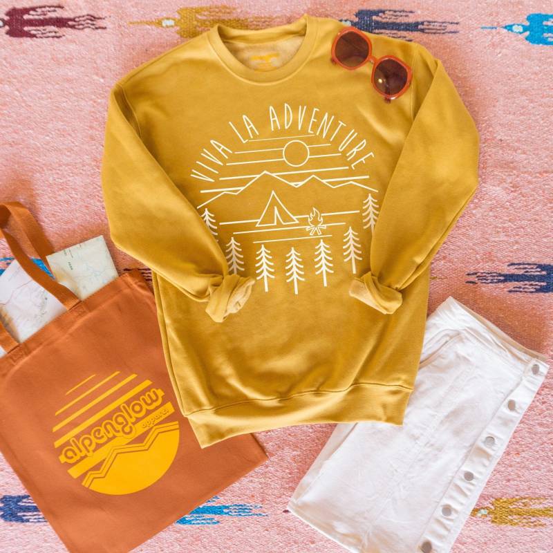 Viva La Adventure Sweatshirt Senffarbener Retro Camping Hoodie von AlpenglowApparel