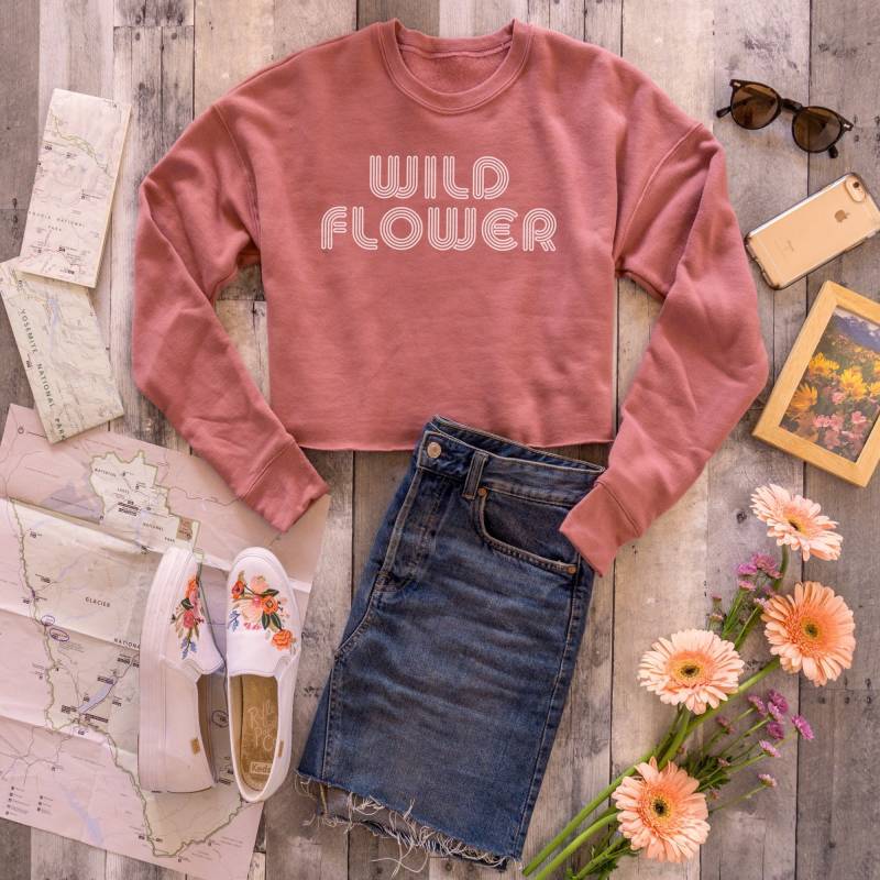Wild Flower Cropped Sweatshirt Retro Mauve Fleece, Bienen Spende von AlpenglowApparel