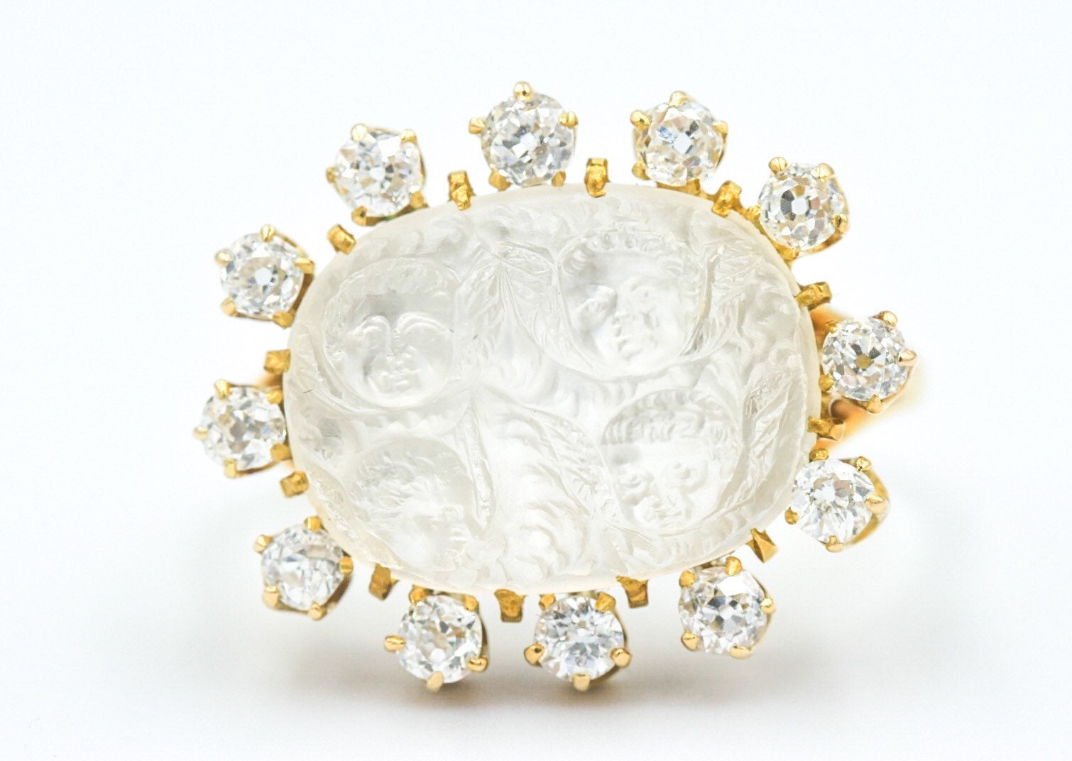 Antiker Geschnitzter Mondstein 4-Cherubs & Old Mine Cut 18K Diamant Ring von AlpertDiamonds