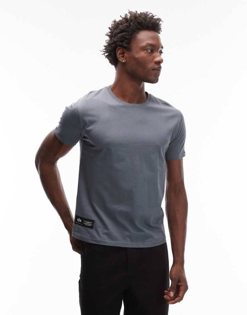 Alpha Industries - T-Shirt in Staubblau mit Logo von Alpha Industries