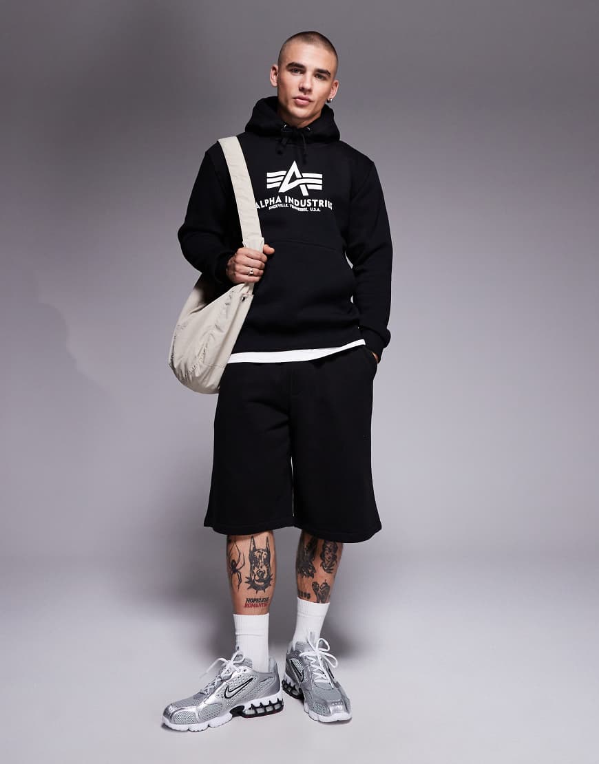 Alpha - Kapuzenpullover in Schwarz mit Brustlogo Alpha - Kapuzenpullover in Schwarz mit Brustlogo von Alpha Industries