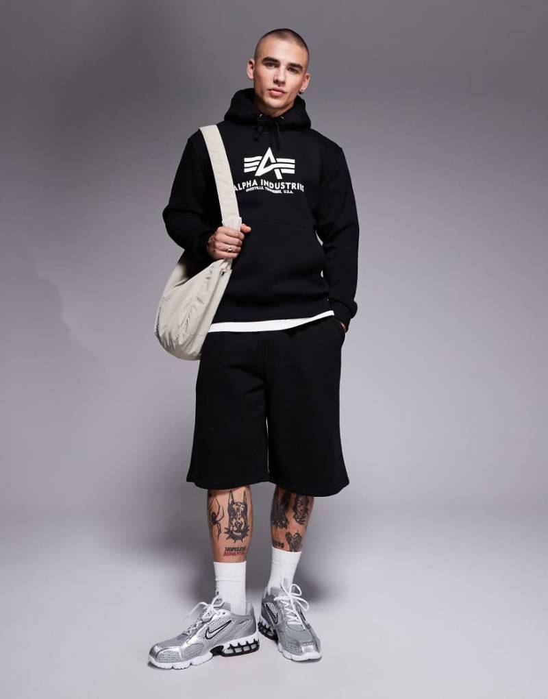 Alpha - Kapuzenpullover in Schwarz mit Brustlogo von Alpha Industries