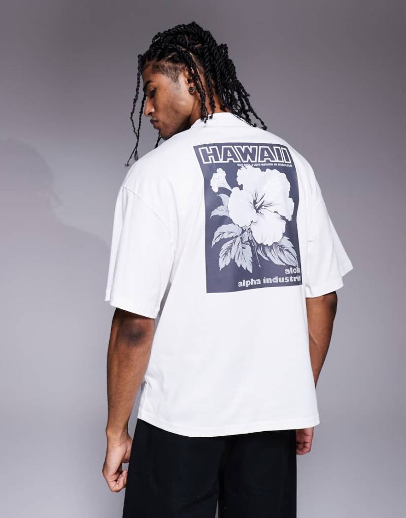 Alpha - T-Shirt in Weiß mit Blumenprint auf dem Rücken von Alpha Industries