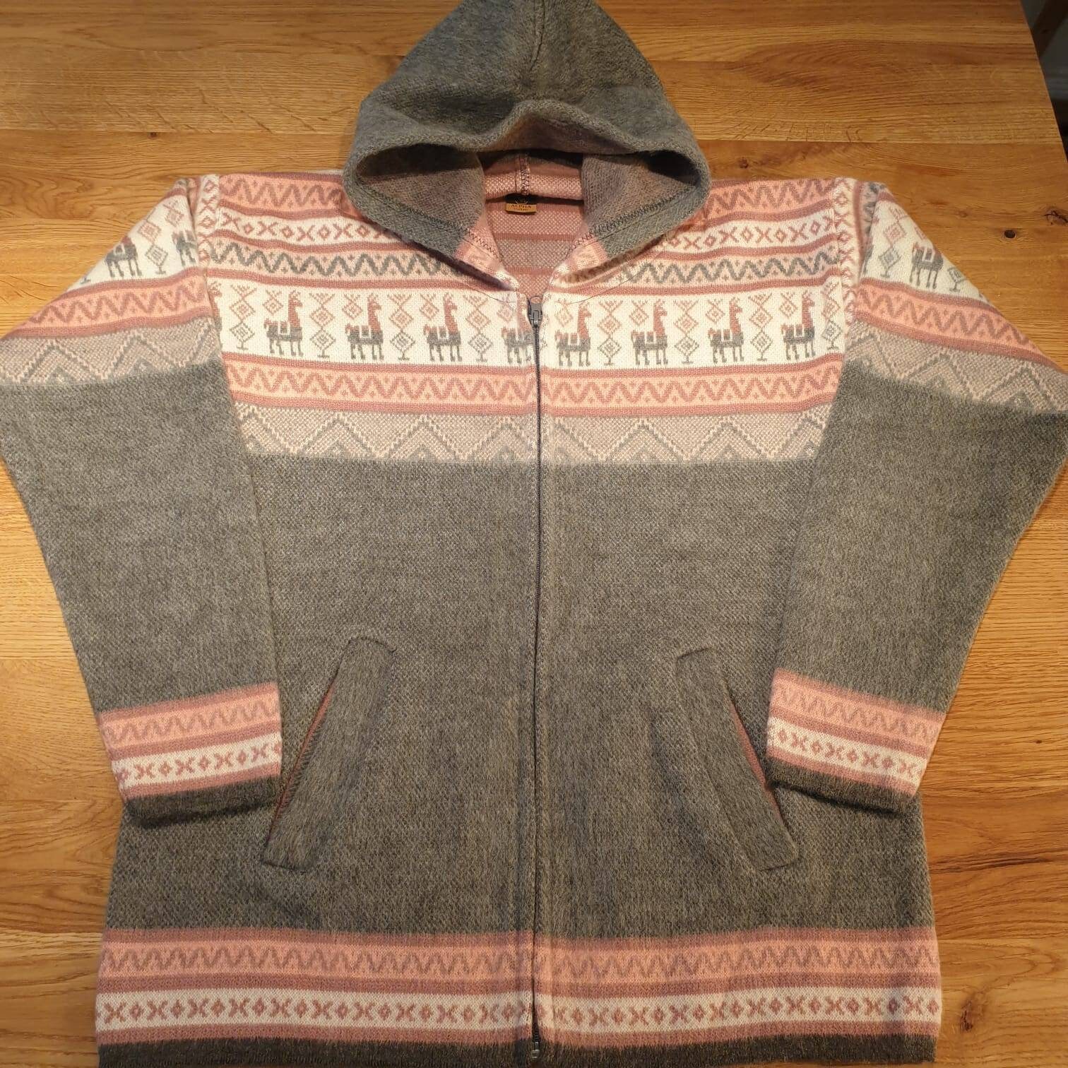 Alpakastrickjacke Grau Mit Rosa Muster Alpakastrickjacke Grau Mit Rosa Muster von AlphaAlpakaUnikate