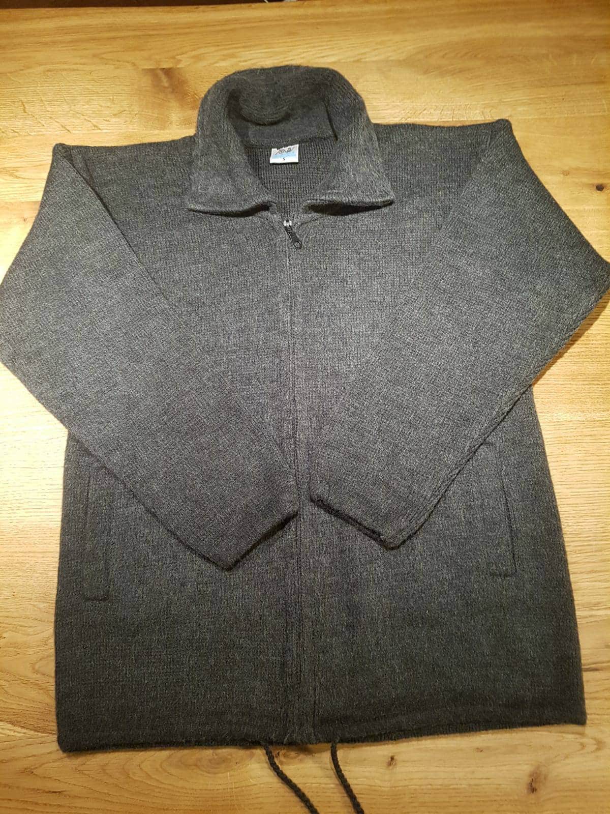 Elegante Und Weiche Jacke Aus Alpakawolle, Antrazit Elegante Und Weiche Jacke Aus Alpakawolle, Antrazit von AlphaAlpakaUnikate