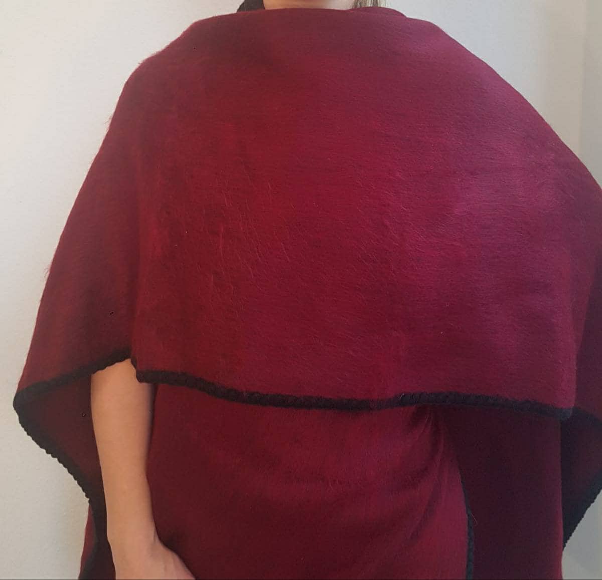 Eleganter Kuschelig Weicher Poncho, Gewebtes Unikat, Dunkelrot Eleganter Kuschelig Weicher Poncho, Gewebtes Unikat, Dunkelrot von AlphaAlpakaUnikate