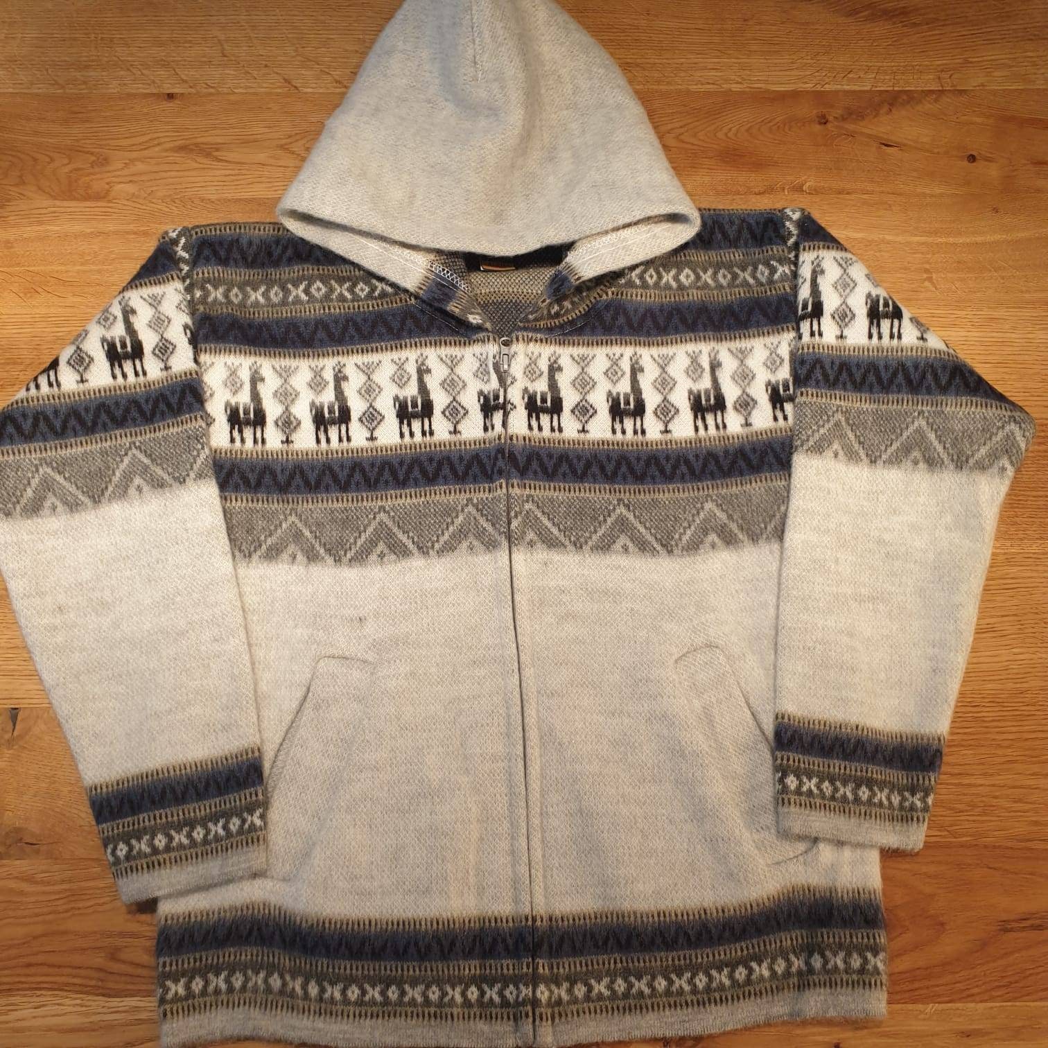 Kuschelig Weiche Jacke Aus Babyalpakawolle, Hellgrau Mit Muster Kuschelig Weiche Jacke Aus Babyalpakawolle, Hellgrau Mit Muster von AlphaAlpakaUnikate