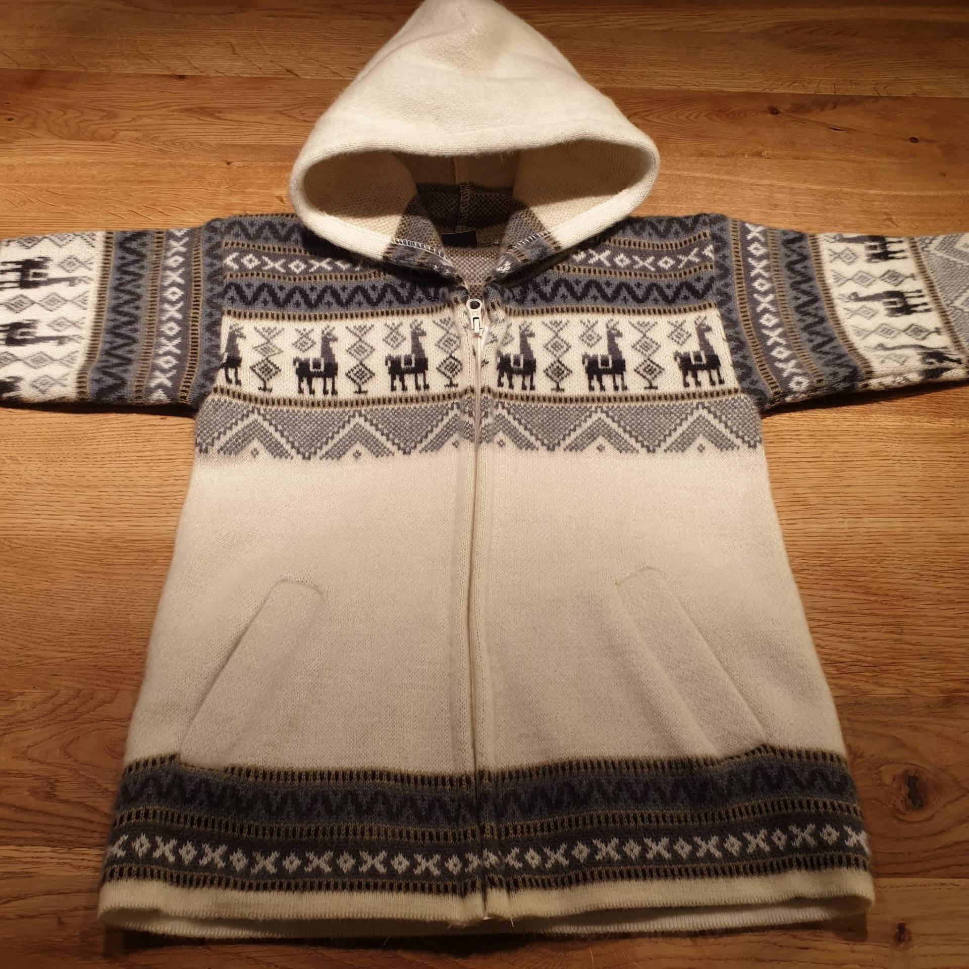 Kuschelig Weiche Jacke Aus Babyalpakawolle, Weiss Mit Muster Kuschelig Weiche Jacke Aus Babyalpakawolle, Weiss Mit Muster von AlphaAlpakaUnikate