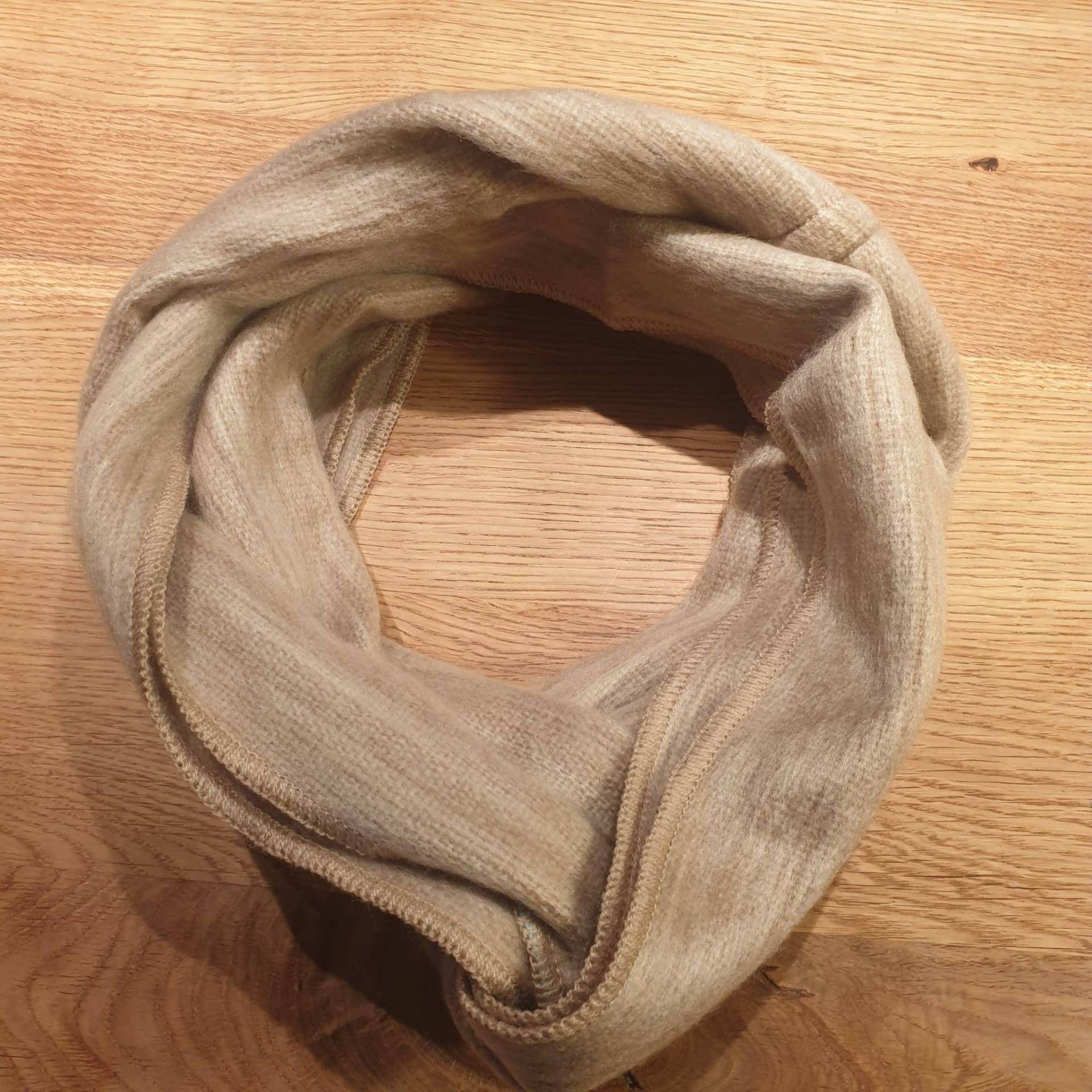 Kuschelig Weicher Loopschal Aus Babyalpakawolle, Beige Meliert Kuschelig Weicher Loopschal Aus Babyalpakawolle, Beige Meliert von AlphaAlpakaUnikate