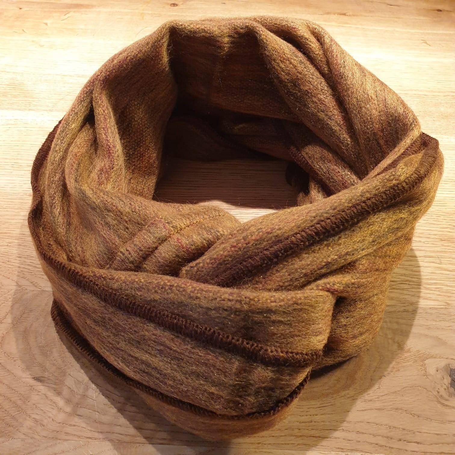 Kuschelig Weicher Loopschal Aus Babyalpakawolle, Bronze Kuschelig Weicher Loopschal Aus Babyalpakawolle, Bronze von AlphaAlpakaUnikate
