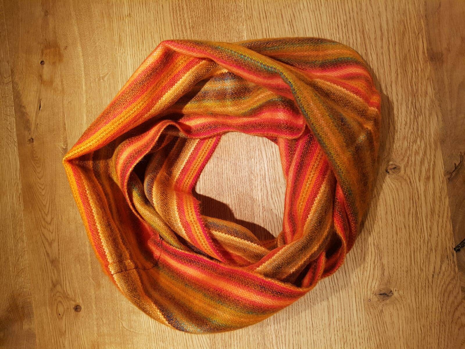 Kuschelig Weicher Loopschal Aus Babyalpakawolle, Gewebtes Unikat, Regenbogenfarben, Grundton Orange Kuschelig Weicher Loopschal Aus Babyalpakawolle, Gewebtes Unikat, Regenbogenfarben, Grundton Orange von AlphaAlpakaUnikate