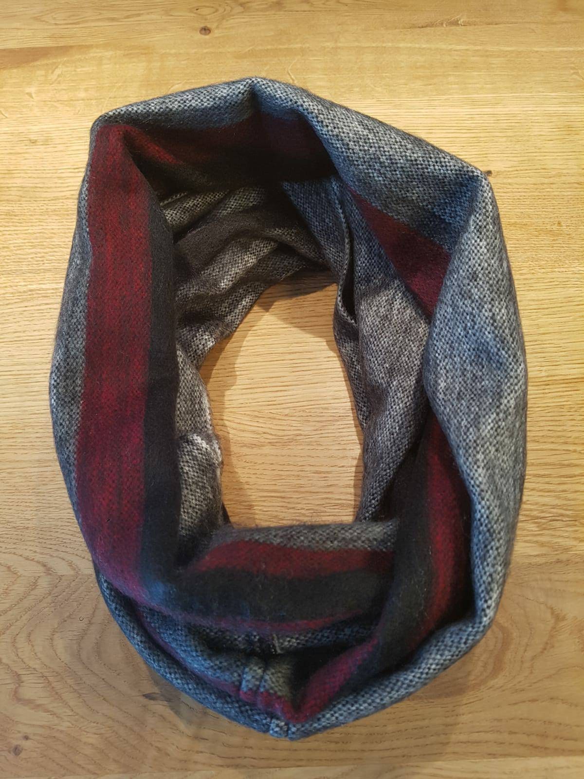 Kuschelig Weicher Loopschal Aus Babyalpakawolle, Gewebtes Unikat, Schwarz, Rot, Weiss Kuschelig Weicher Loopschal Aus Babyalpakawolle, Gewebtes Unikat, Schwarz, Rot, Weiss von AlphaAlpakaUnikate