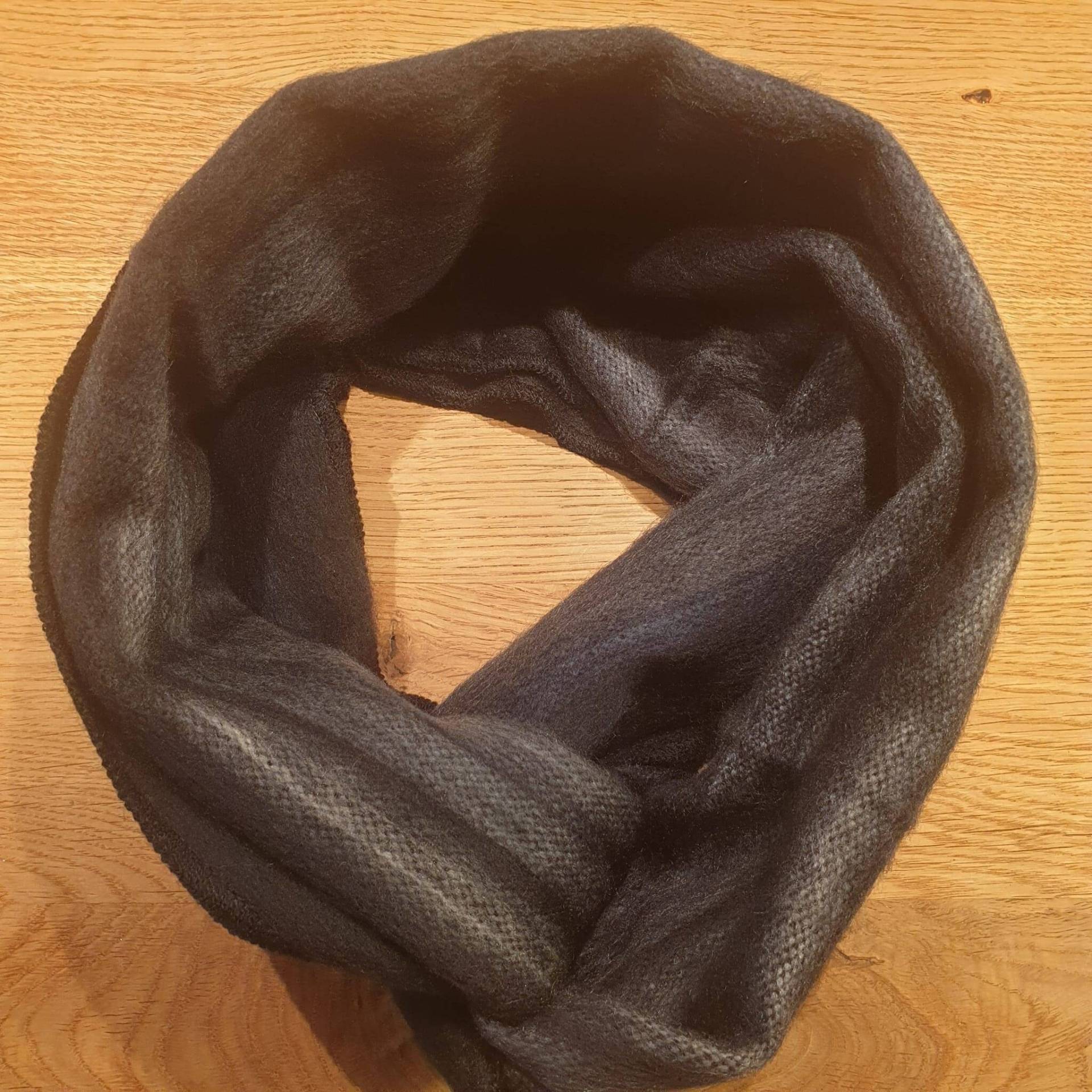 Kuschelig Weicher Loopschal Aus Babyalpakawolle, Grau Schwarz Blau Kuschelig Weicher Loopschal Aus Babyalpakawolle, Grau Schwarz Blau von AlphaAlpakaUnikate