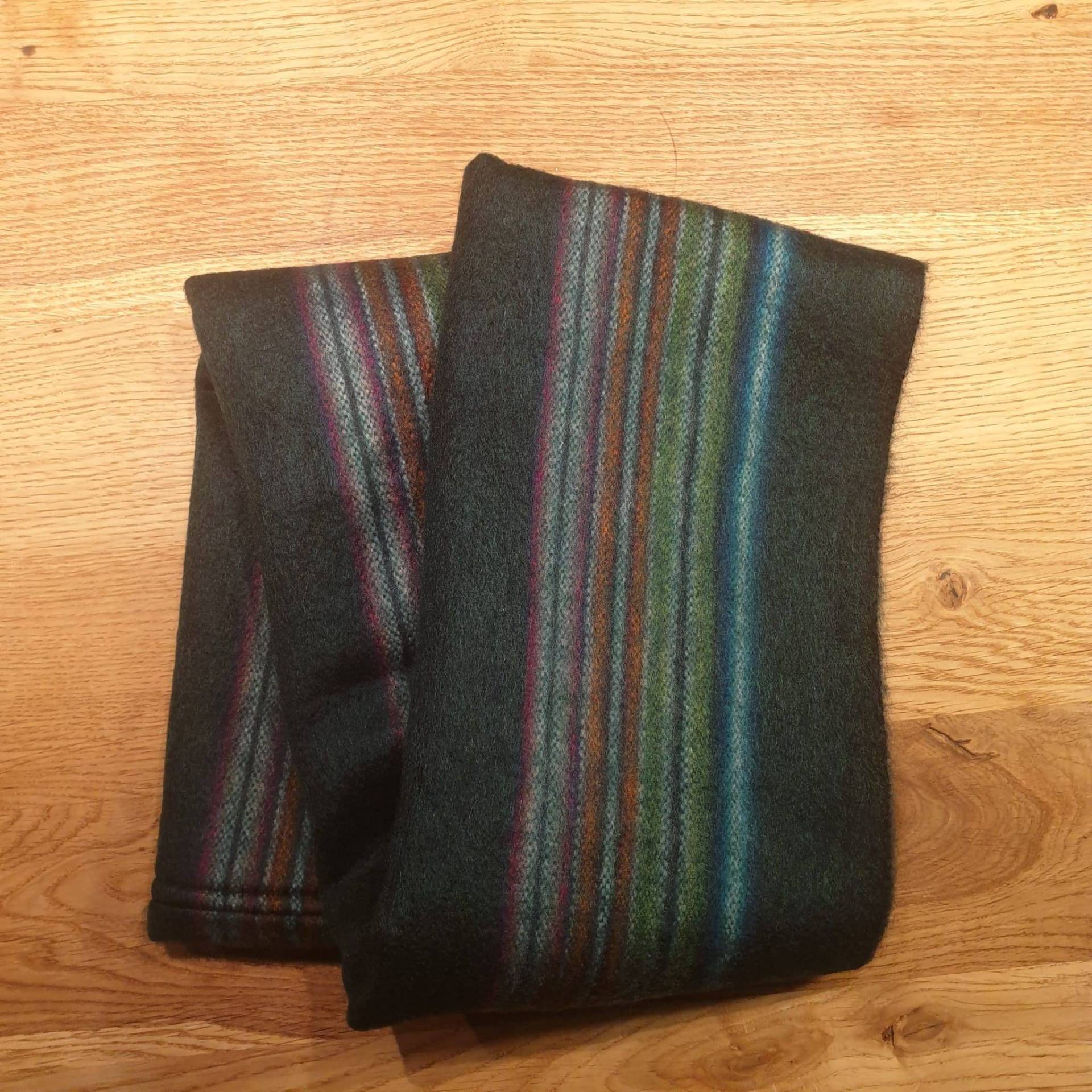 Kuschelig Weicher Loopschal Aus Babyalpakawolle, Regenbogenfarben, Gestreift, Grüner Dunkler Grundton Kuschelig Weicher Loopschal Aus Babyalpakawolle, Regenbogenfarben, Gestreift, Grüner Dunkler Grundton von AlphaAlpakaUnikate