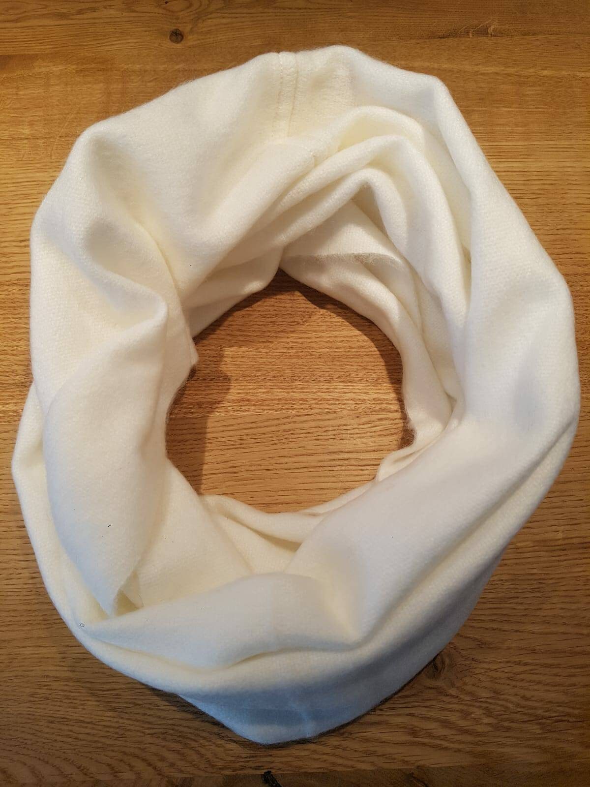 Kuschelig Weicher Loopschal Aus Babyalpakawolle, Weiss Kuschelig Weicher Loopschal Aus Babyalpakawolle, Weiss von AlphaAlpakaUnikate