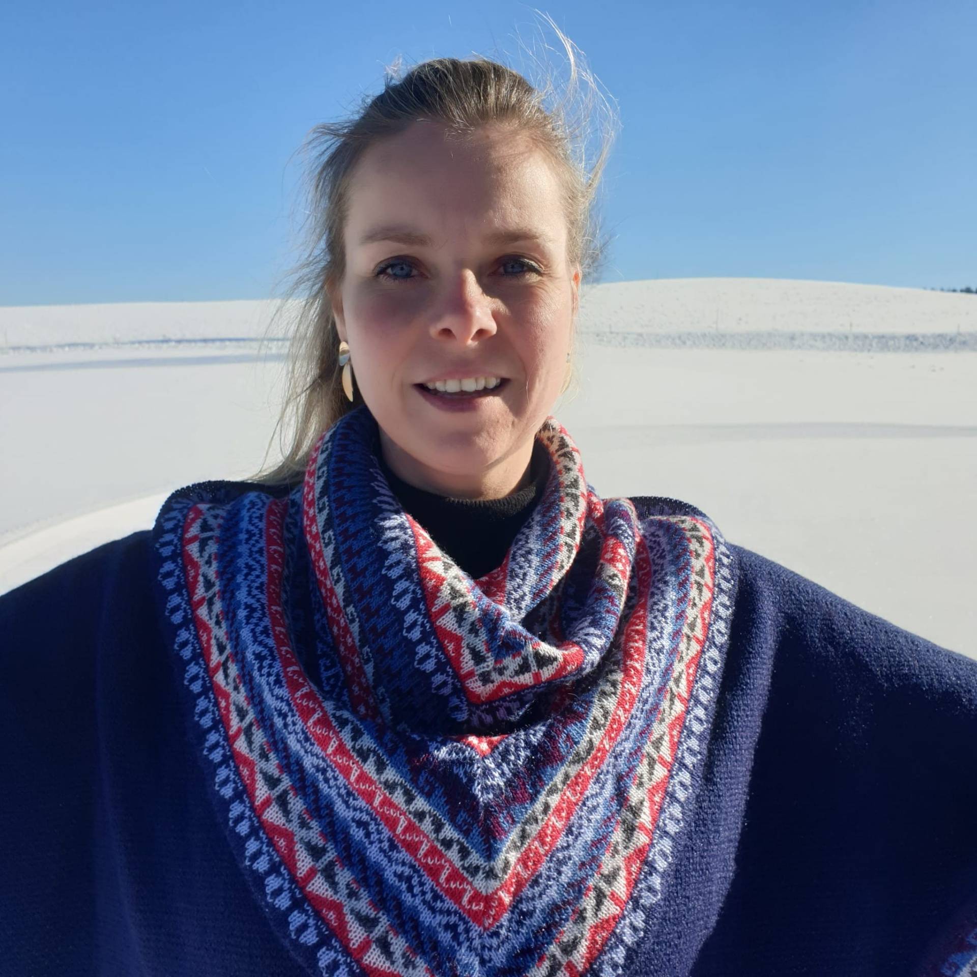 Kuschelig Weicher Poncho Mit Ärmeln Aus Babyalpakawolle, Dunkelblau Kragen in Multicolor Kuschelig Weicher Poncho Mit Ärmeln Aus Babyalpakawolle, Dunkelblau Kragen in Multicolor von AlphaAlpakaUnikate