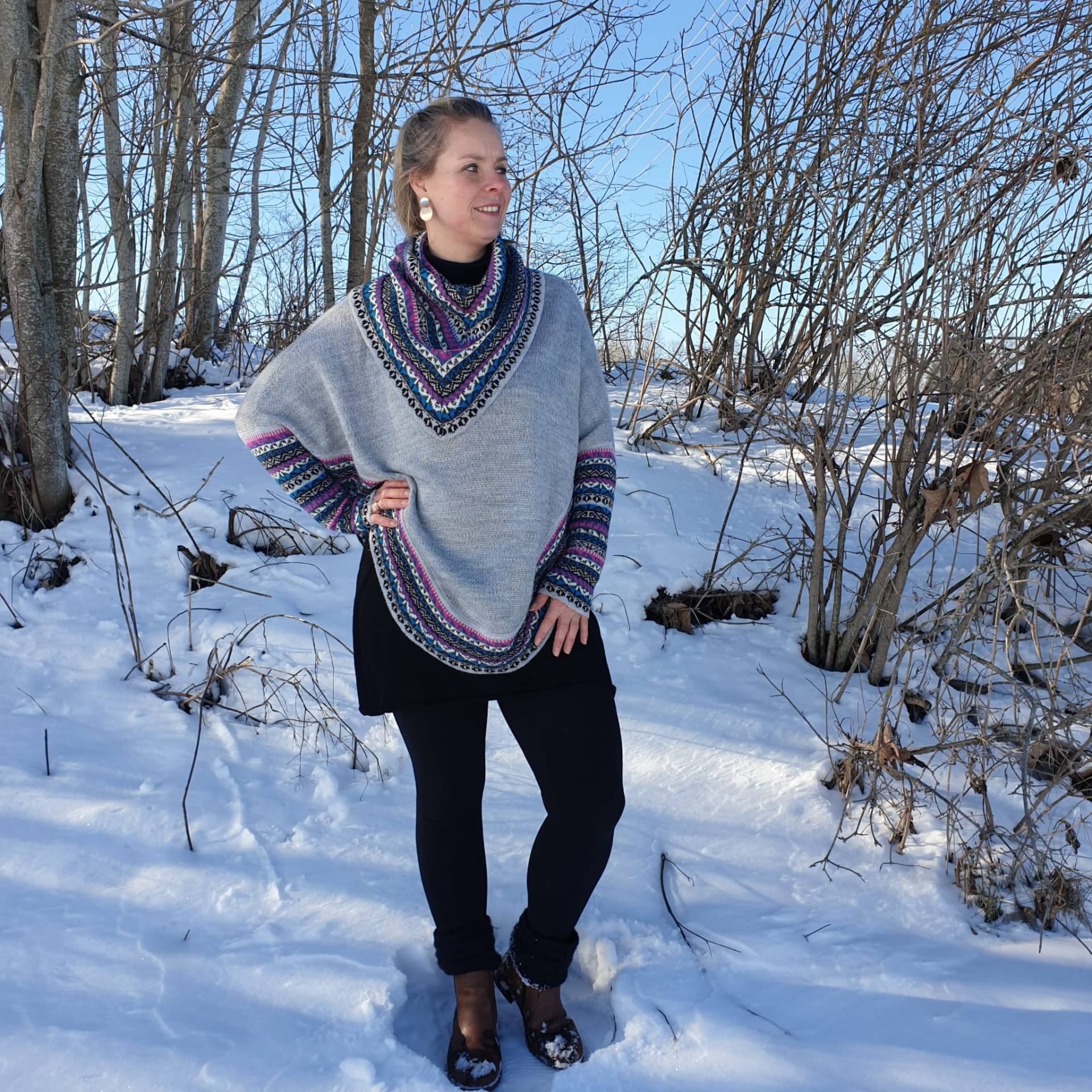 Kuschelig Weicher Poncho Mit Ärmeln Aus Babyalpakawolle, Hellgrau Kragen Multicolor Kuschelig Weicher Poncho Mit Ärmeln Aus Babyalpakawolle, Hellgrau Kragen Multicolor von AlphaAlpakaUnikate