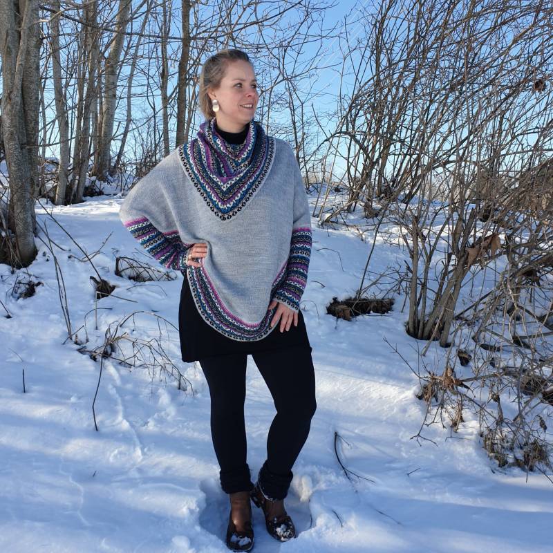 Kuschelig Weicher Poncho Mit Ärmeln Aus Babyalpakawolle, Hellgrau Kragen Multicolor von AlphaAlpakaUnikate
