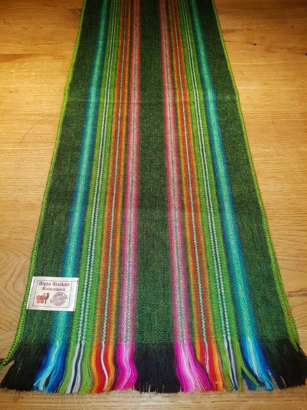 Kuschelig Weicher Schal Aus Babyalpakawolle, Gewebtes Unikat, Regenbogenfarben Mit Grundton Grün Kuschelig Weicher Schal Aus Babyalpakawolle, Gewebtes Unikat, Regenbogenfarben Mit Grundton Grün von AlphaAlpakaUnikate