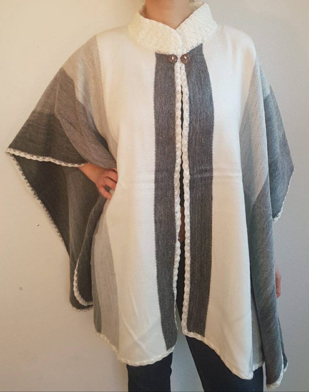 Samtweicher Poncho Aus Babyalpakawolle, Gewebtes Unikat, Grautöne Samtweicher Poncho Aus Babyalpakawolle, Gewebtes Unikat, Grautöne von AlphaAlpakaUnikate