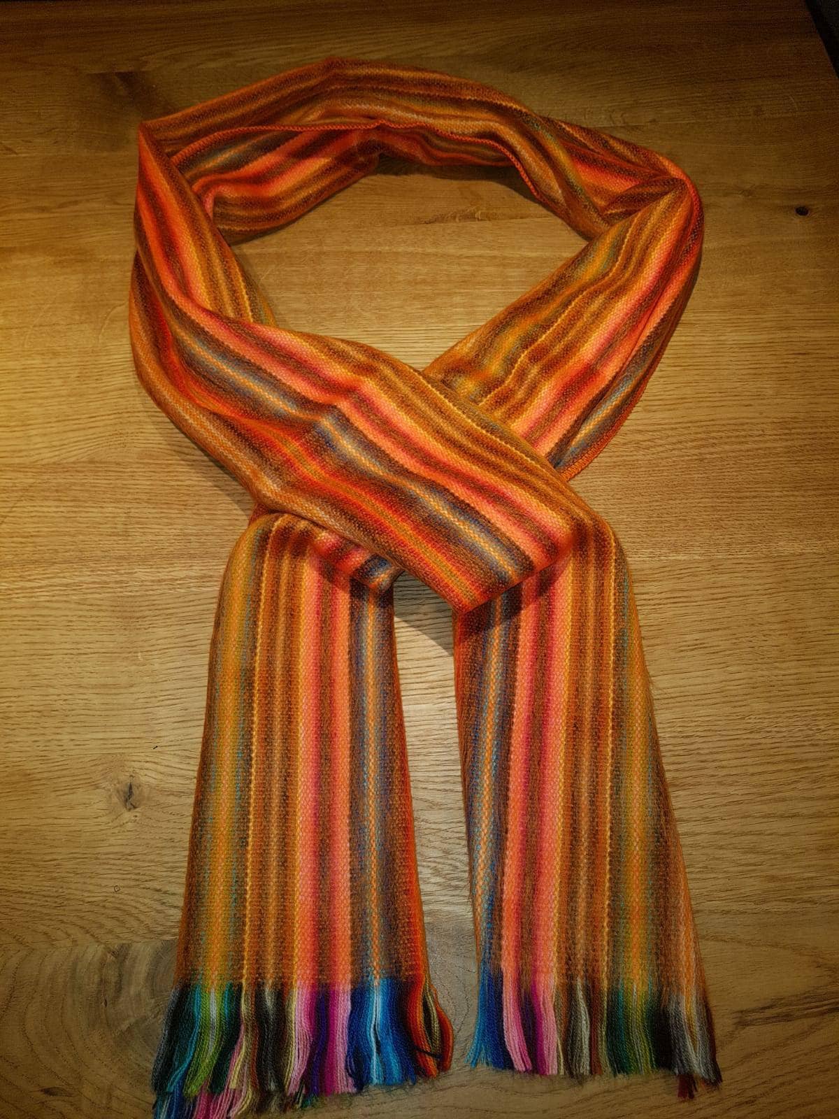 Samtweicher Schal Aus Babyalpakawolle, Gewebtes Unikat, Orange Regenbogen Gestreift von AlphaAlpakaUnikate