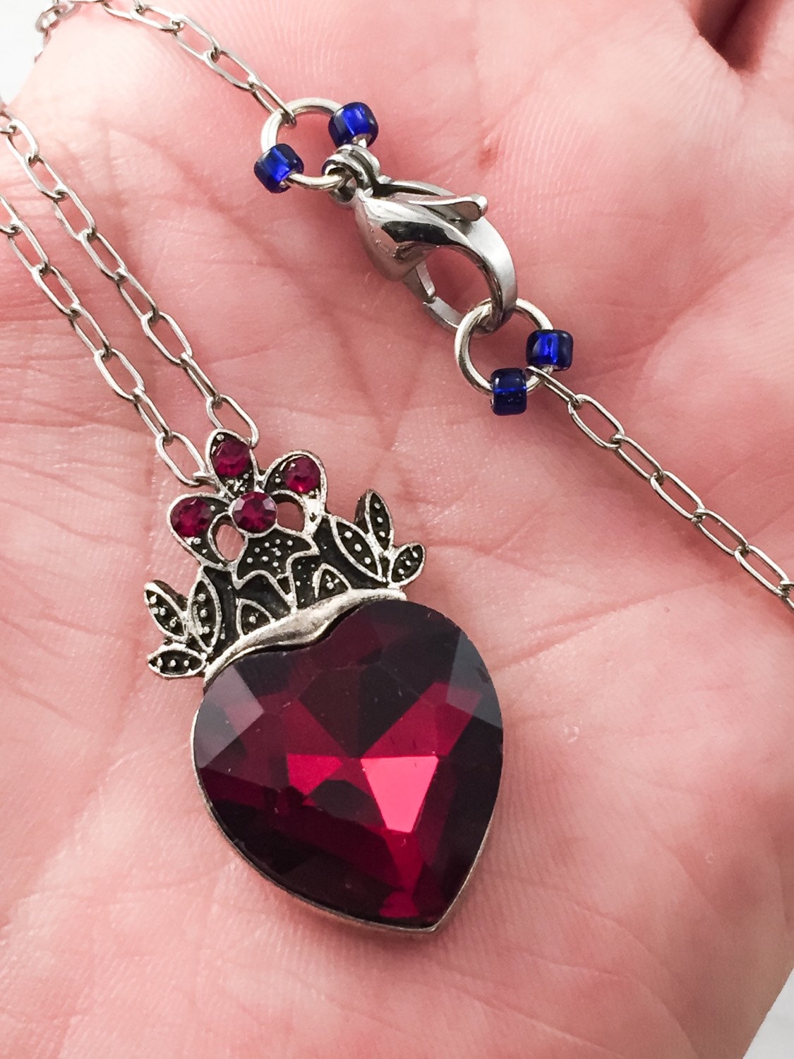 Evie Halskette Nachkommen Inspiriert Alice Im Wunderland - Queen Of Hearts-Frohe Feiertage Edelstahl Kette. Robust Und Läuft Nie An von AlphaAndOmegaDesigns