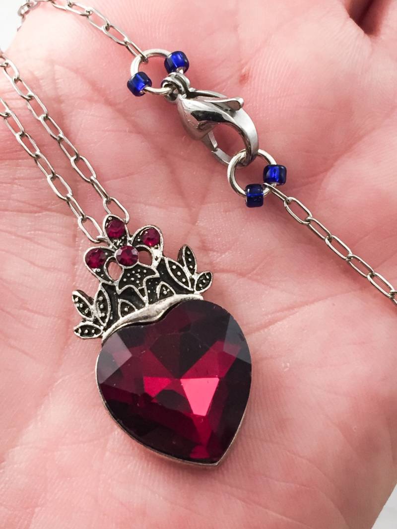 Evie Halskette Nachkommen Inspiriert Alice Im Wunderland - Queen Of Hearts-Frohe Feiertage Edelstahl Kette. Robust Und Läuft Nie An von AlphaAndOmegaDesigns