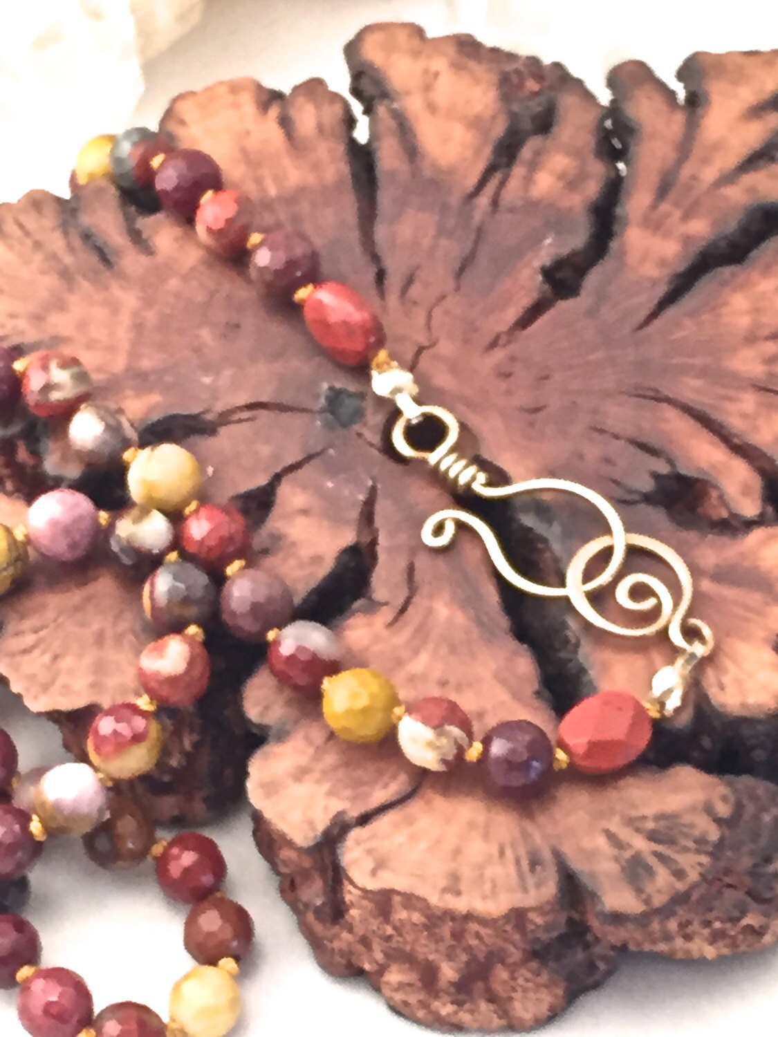 Geknüpfte Kette Aus Mookait Und Rotem Jaspis Mit Messingverschluss von AlphaAndOmegaDesigns