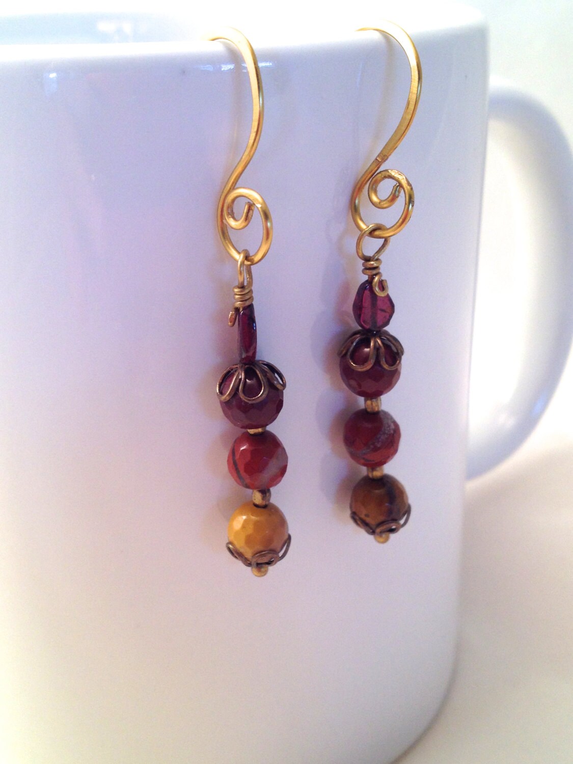 Mookait Und Granat Ohrringe von AlphaAndOmegaDesigns