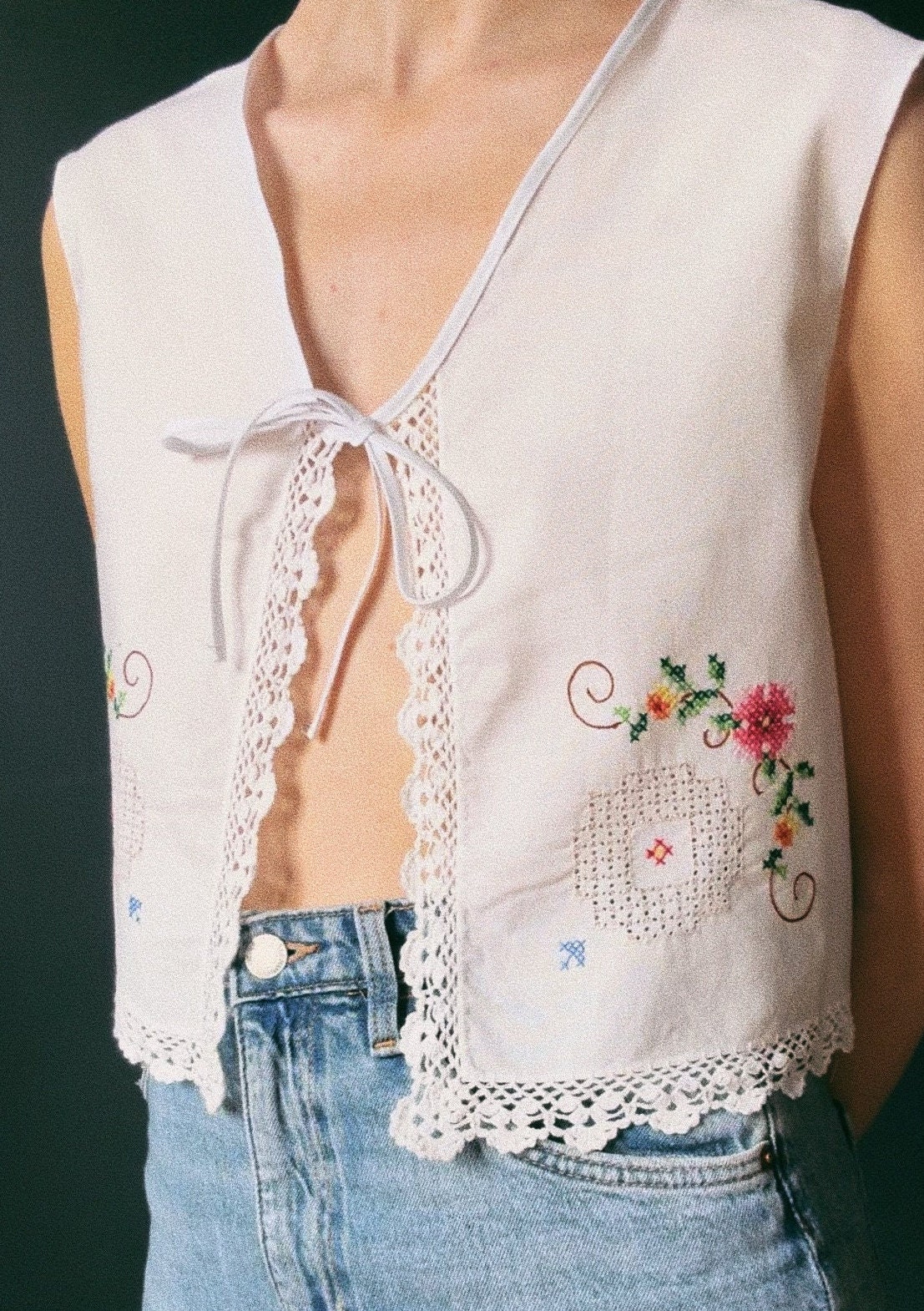Upcycled Boho Tie Top - Bernie Bestickte Baumwollweste von AlphaBloomStudio