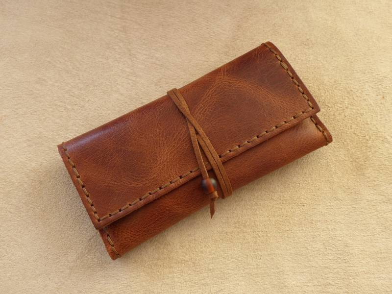 Handgefertigte Leder Tabaktasche, Tabak Braun, Rolling Zigaretten Etui, Gewachstes Rindleder Handgefertigte Leder Tabaktasche, Tabak Braun, Rolling Zigaretten Etui, Gewachstes Rindleder von AlphaLeatherCraft