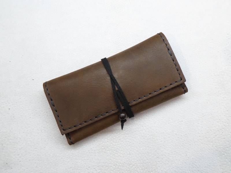 Handgefertigte Leder Tabaktasche, Vintage Braun, Rolling Zigarettenetui, Gewachstes Rindleder Handgefertigte Leder Tabaktasche, Vintage Braun, Rolling Zigarettenetui, Gewachstes Rindleder von AlphaLeatherCraft