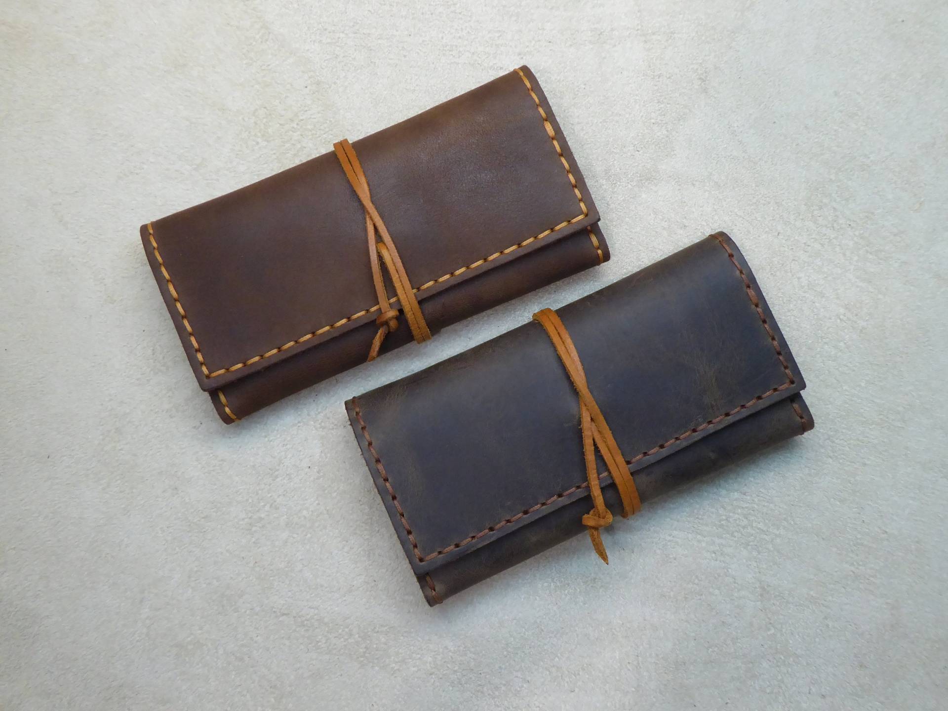 Handgefertigte Leder Tabaktasche - Handgefertigtes Rolling Zigaretten Etui Gewachstes Rindleder Handgefertigte Leder Tabaktasche - Handgefertigtes Rolling Zigaretten Etui Gewachstes Rindleder von AlphaLeatherCraft
