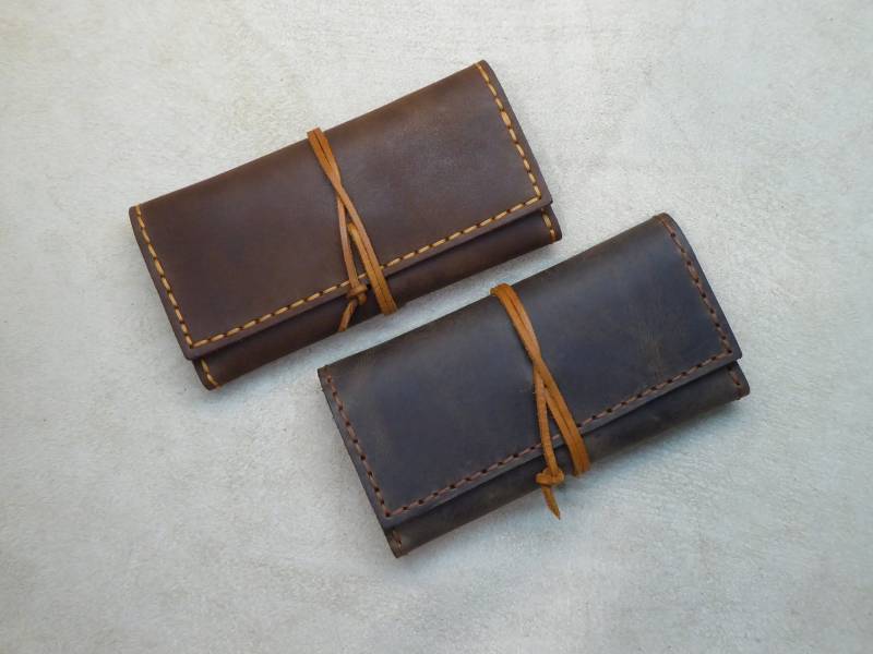 Handgefertigte Leder Tabaktasche - Handgefertigtes Rolling Zigaretten Etui Gewachstes Rindleder Handgefertigte Leder Tabaktasche - Handgefertigtes Rolling Zigaretten Etui Gewachstes Rindleder von AlphaLeatherCraft