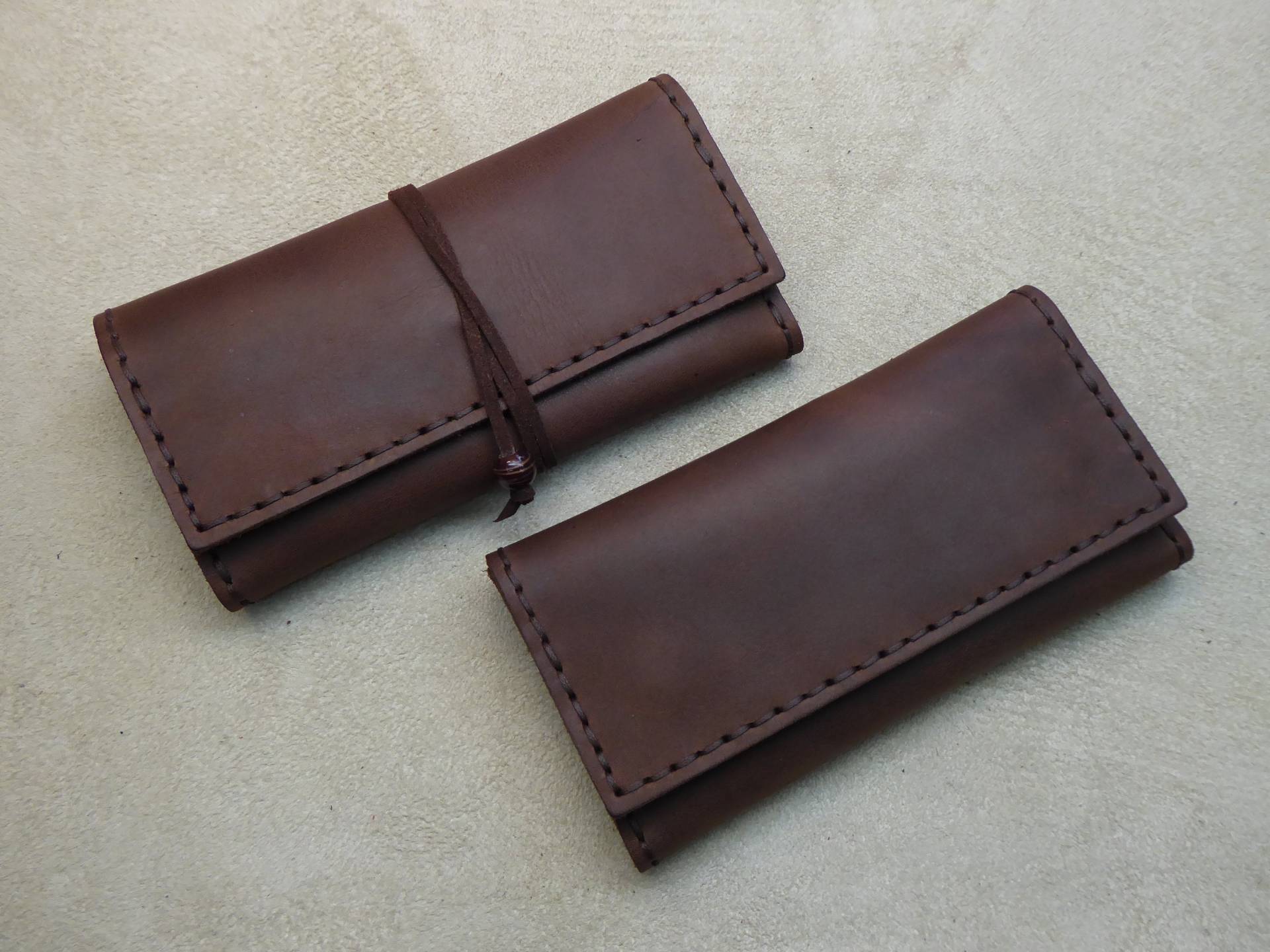Handgefertigte Leder Tabaktasche | Weinrot - Weinrot Rolling Zigarettenetui Gewachstes Rindleder Handgefertigte Leder Tabaktasche | Weinrot - Weinrot Rolling Zigarettenetui Gewachstes Rindleder von AlphaLeatherCraft