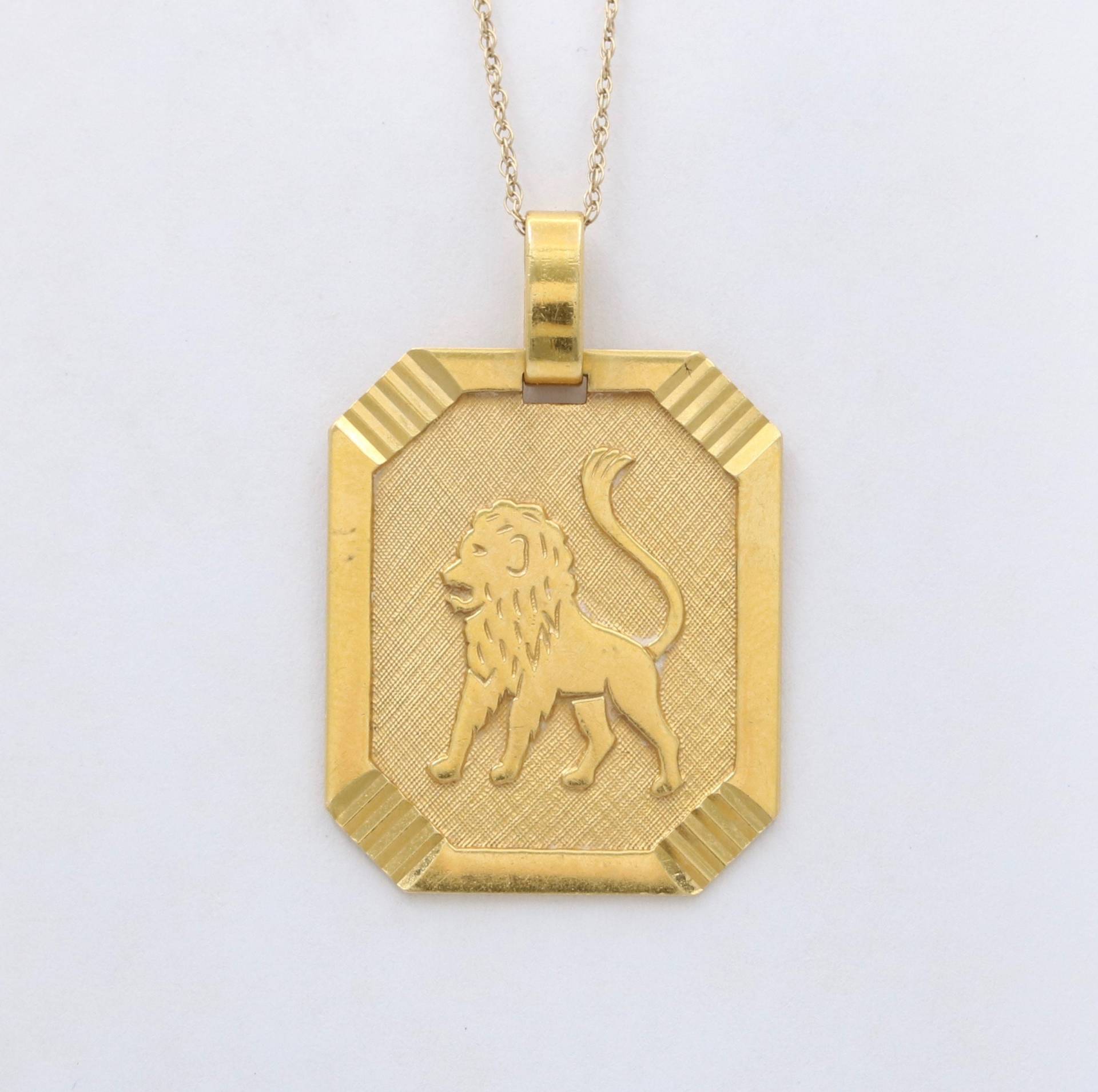 Vintage 18K Gold Leo Sternzeichen Oktagonal Charm, Löwe Anhänger von AlphaOmegaJewels