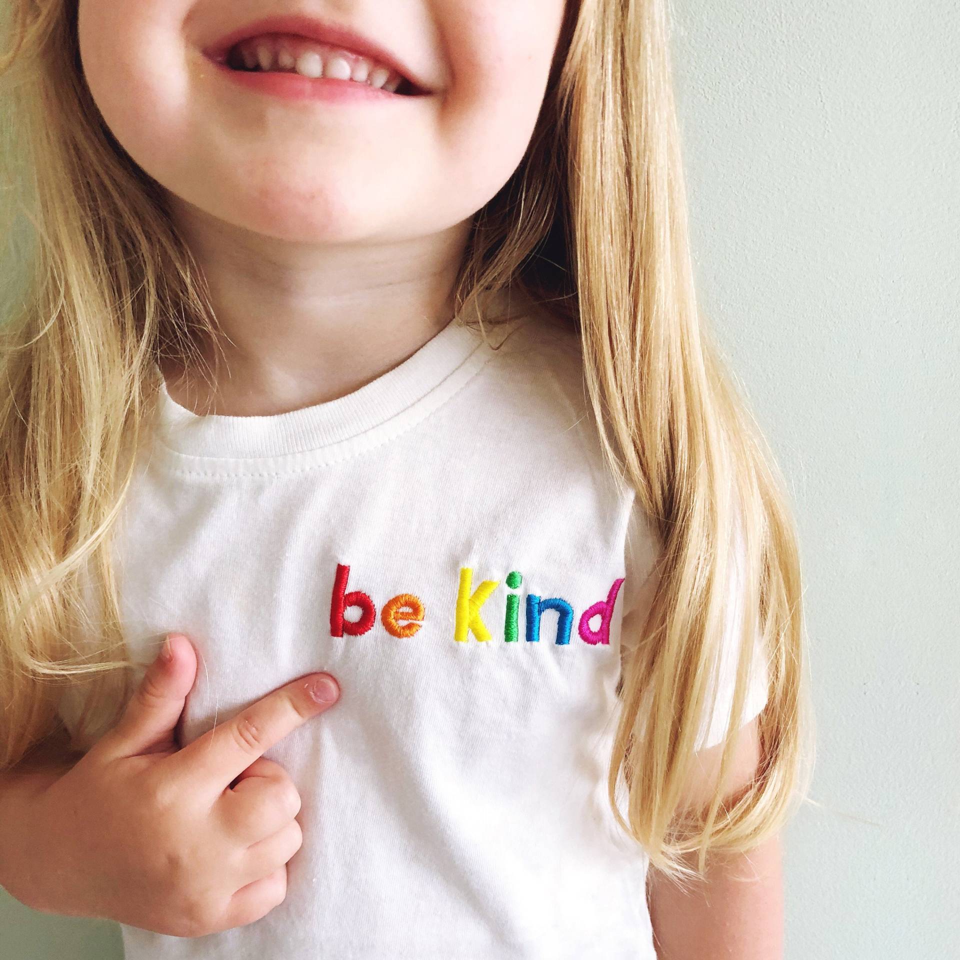 Be Kind Kinder T-Shirt - Slogan Kleinkind-Kleidung Mädchen Jungen Regenbogen Top Besticktes von AlphabetBags