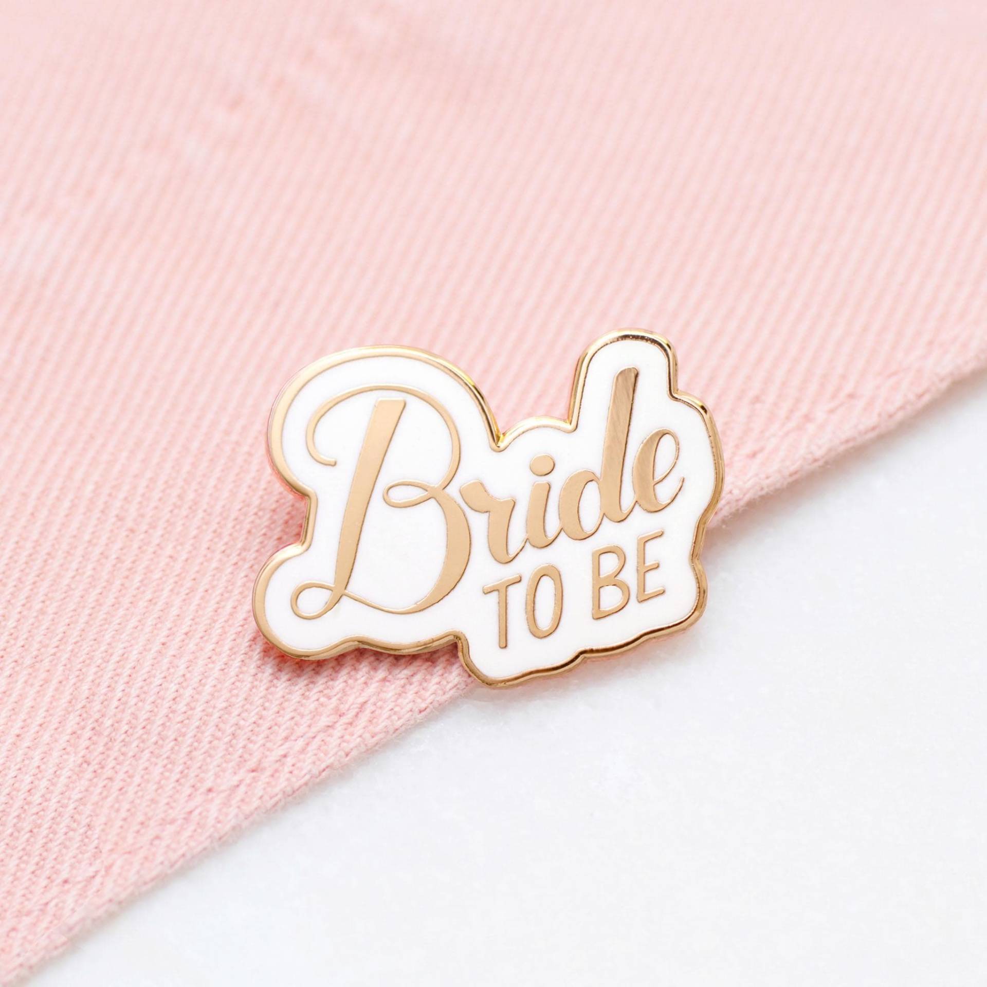 Braut Emaille Pin - Hochzeit Anstecker Hen Party Badge Bachelorette Brautgeschenk Verlobung Geschenk Gold Braut Emaille Pin - Hochzeit Anstecker Hen Party Badge Bachelorette Brautgeschenk Verlobung Geschenk Gold von AlphabetBags