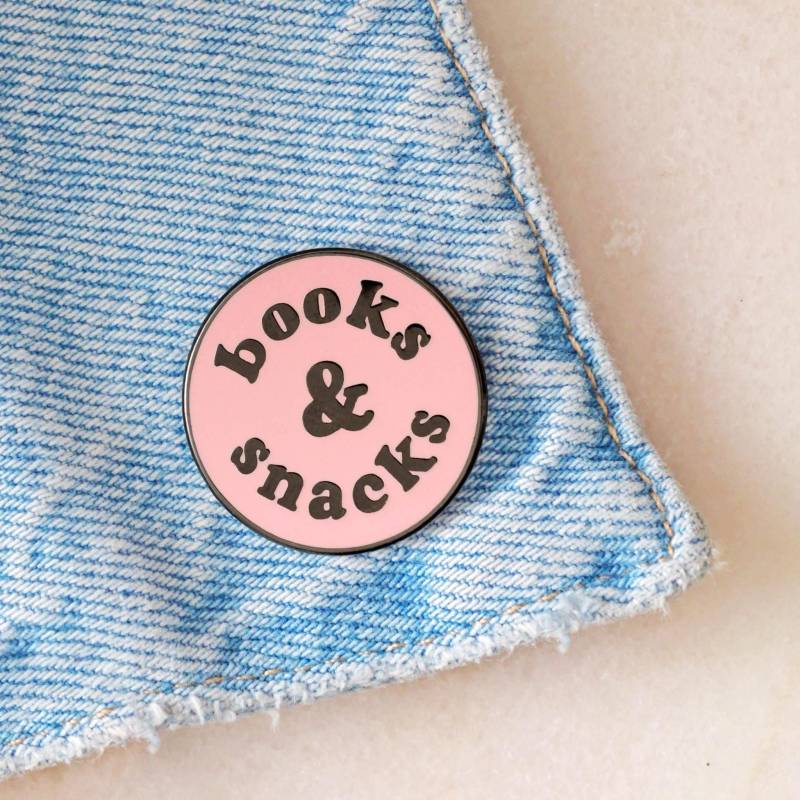 Bücher & Snacks Pin - Hard Enamel Buchliebhaber Geschenk Für Studenten Flair Brosche Lehrer Bibliophile Anstecker Pink Bücher & Snacks Pin - Hard Enamel Buchliebhaber Geschenk Für Studenten Flair Brosche Lehrer Bibliophile Anstecker Pink von AlphabetBags