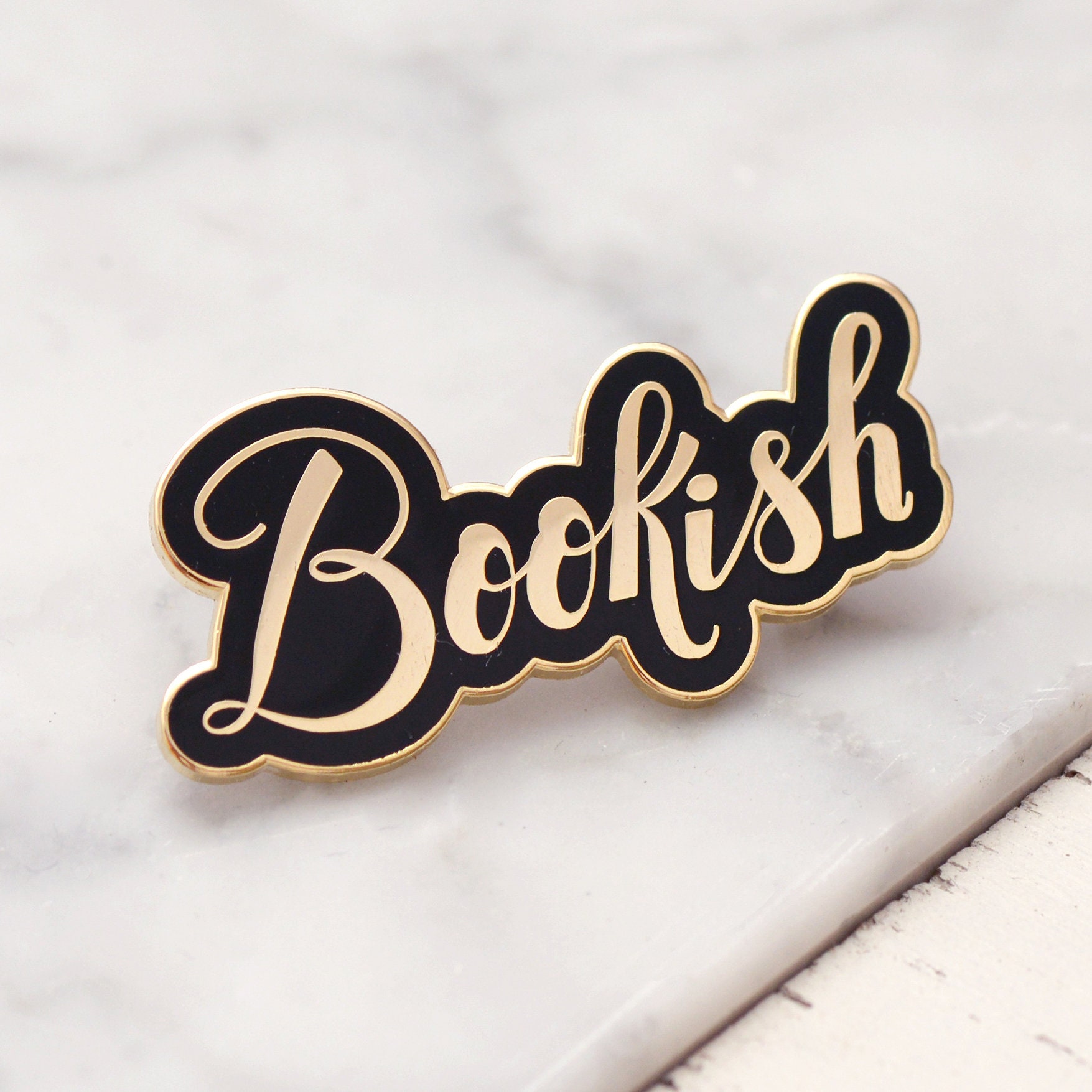 Bücherwurm Pin - Hard Enamel Buchliebhaber Geschenk Für Studenten Flair Brosche Anstecknadel Pins Bibliophile Abzeichen Bücherwurm Pin - Hard Enamel Buchliebhaber Geschenk Für Studenten Flair Brosche Anstecknadel Pins Bibliophile Abzeichen von AlphabetBags