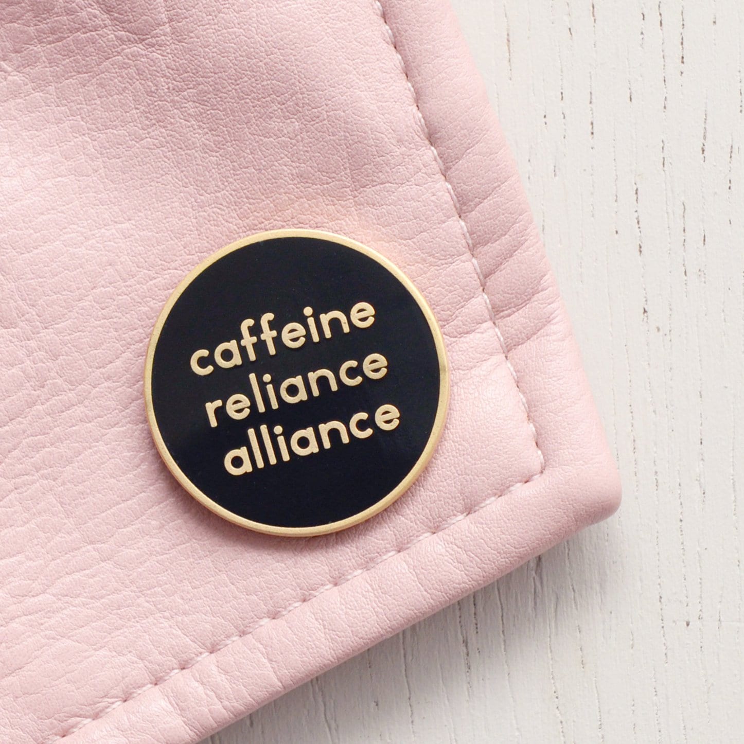 Caffeine Reliance Allianz Pin - Kaffee Harte Emaille Liebhaber Geschenk Flair Brosche Anstecknadel Anstecker Caffeine Reliance Allianz Pin - Kaffee Harte Emaille Liebhaber Geschenk Flair Brosche Anstecknadel Anstecker von AlphabetBags