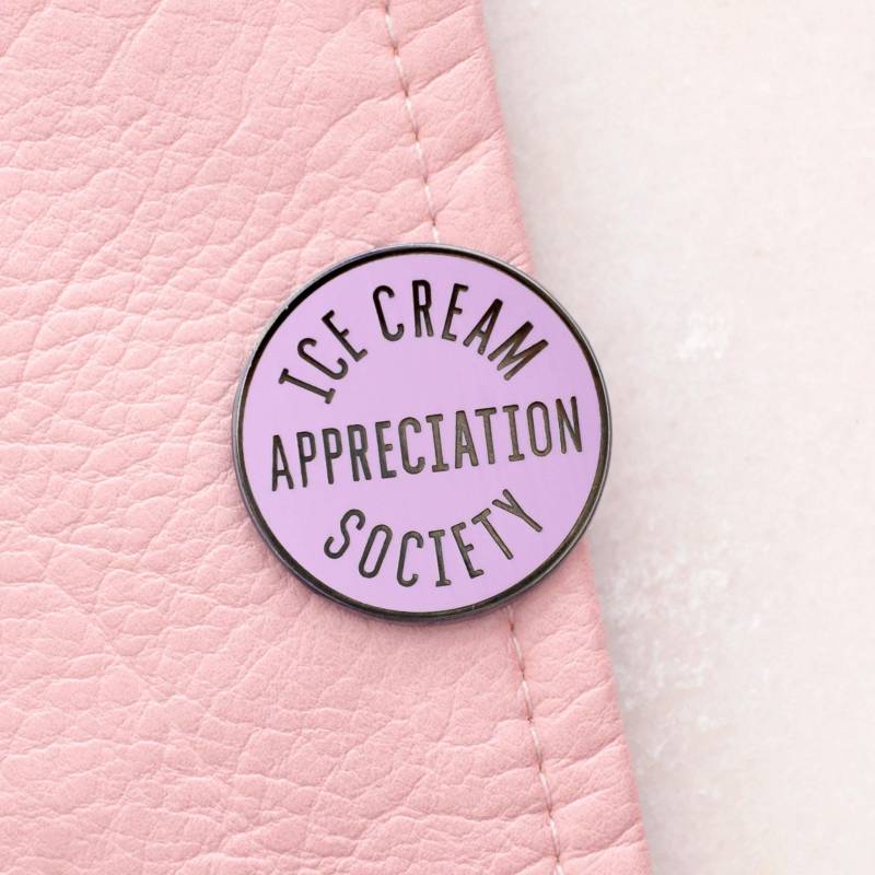 Eiscreme Wertschätzung Gesellschaft Anstecker - Emaille Pin Sommer Anstecknadel Geschenk Für Die Reise Flair Liebhaber Lavendel Eiscreme Wertschätzung Gesellschaft Anstecker - Emaille Pin Sommer Anstecknadel Geschenk Für Die Reise Flair Liebhaber Lavendel von AlphabetBags