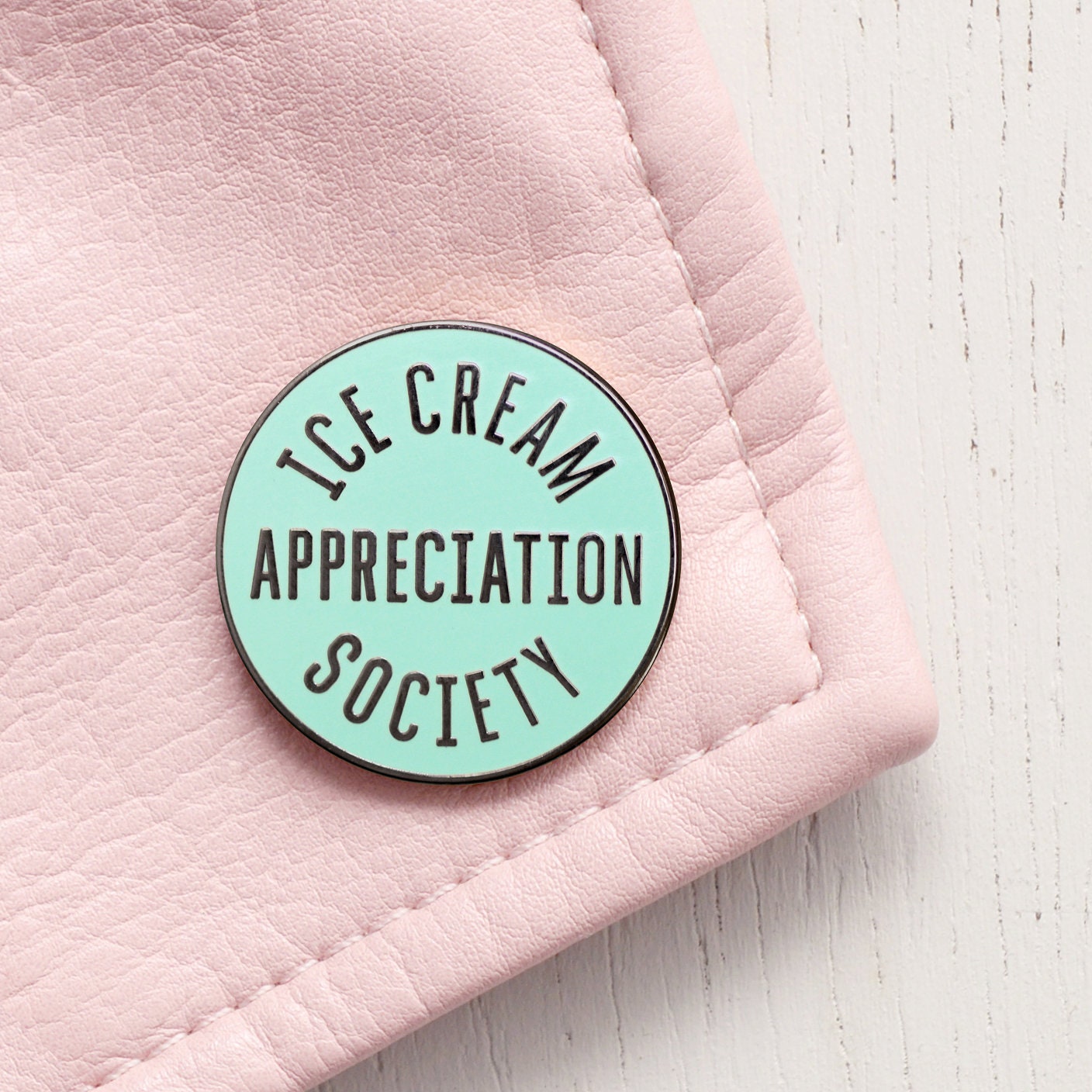Eiscreme Wertschätzung Gesellschaft Pin - Hard Enamel Sommer Geschenk Für Reise Flair Brosche Anstecknadel Pins Eis Liebhaber Eiscreme Wertschätzung Gesellschaft Pin - Hard Enamel Sommer Geschenk Für Reise Flair Brosche Anstecknadel Pins Eis Liebhaber von AlphabetBags