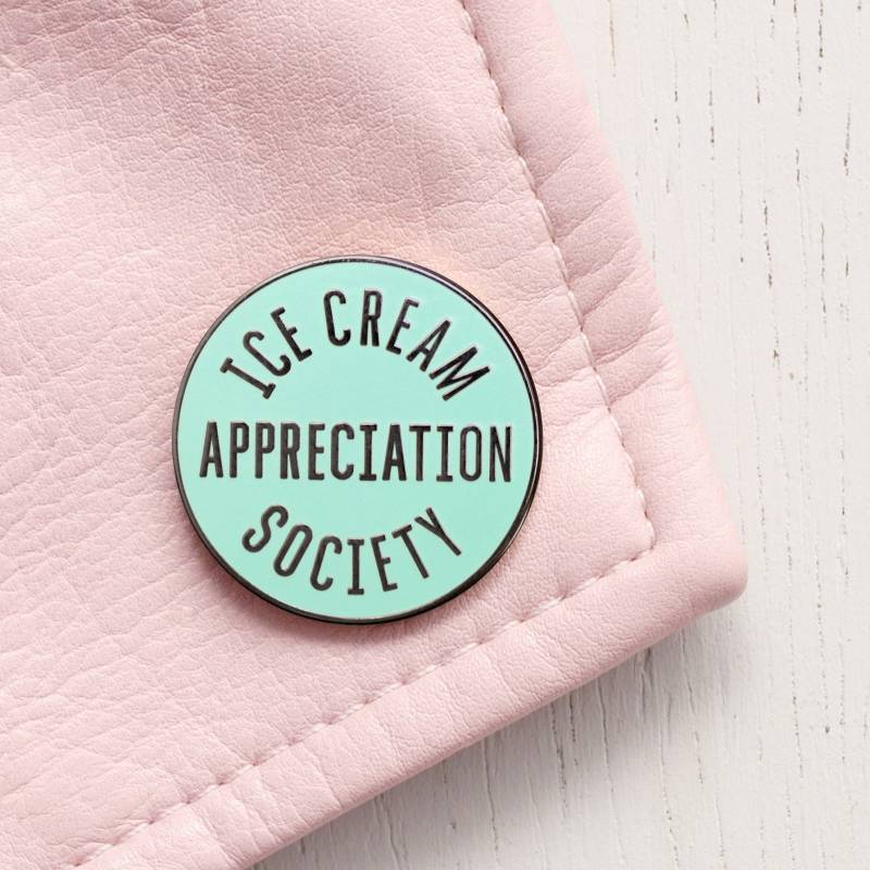 Eiscreme Wertschätzung Gesellschaft Pin - Hard Enamel Sommer Geschenk Für Reise Flair Brosche Anstecknadel Pins Eis Liebhaber Eiscreme Wertschätzung Gesellschaft Pin - Hard Enamel Sommer Geschenk Für Reise Flair Brosche Anstecknadel Pins Eis Liebhaber von AlphabetBags